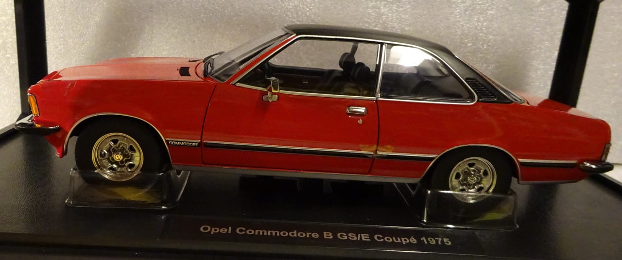 Pienoismalli Opel Commodore B GS/E 1/18