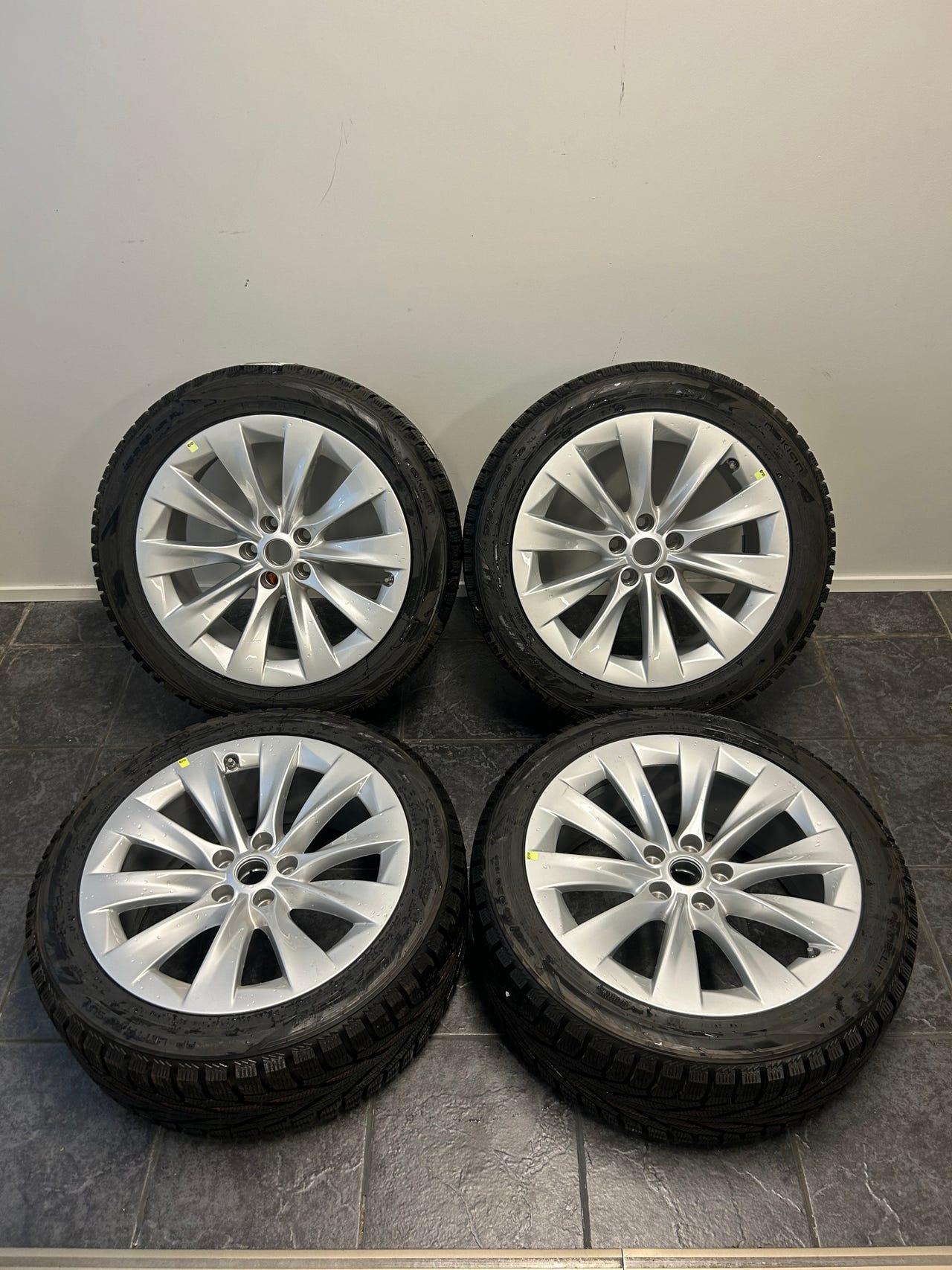 Tesla 20” aluvanteet hyvillä kitkarenkailla