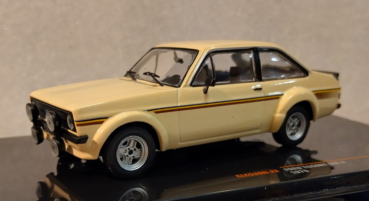 Pienoismalli Ford Escort Mk  II beige  1/43