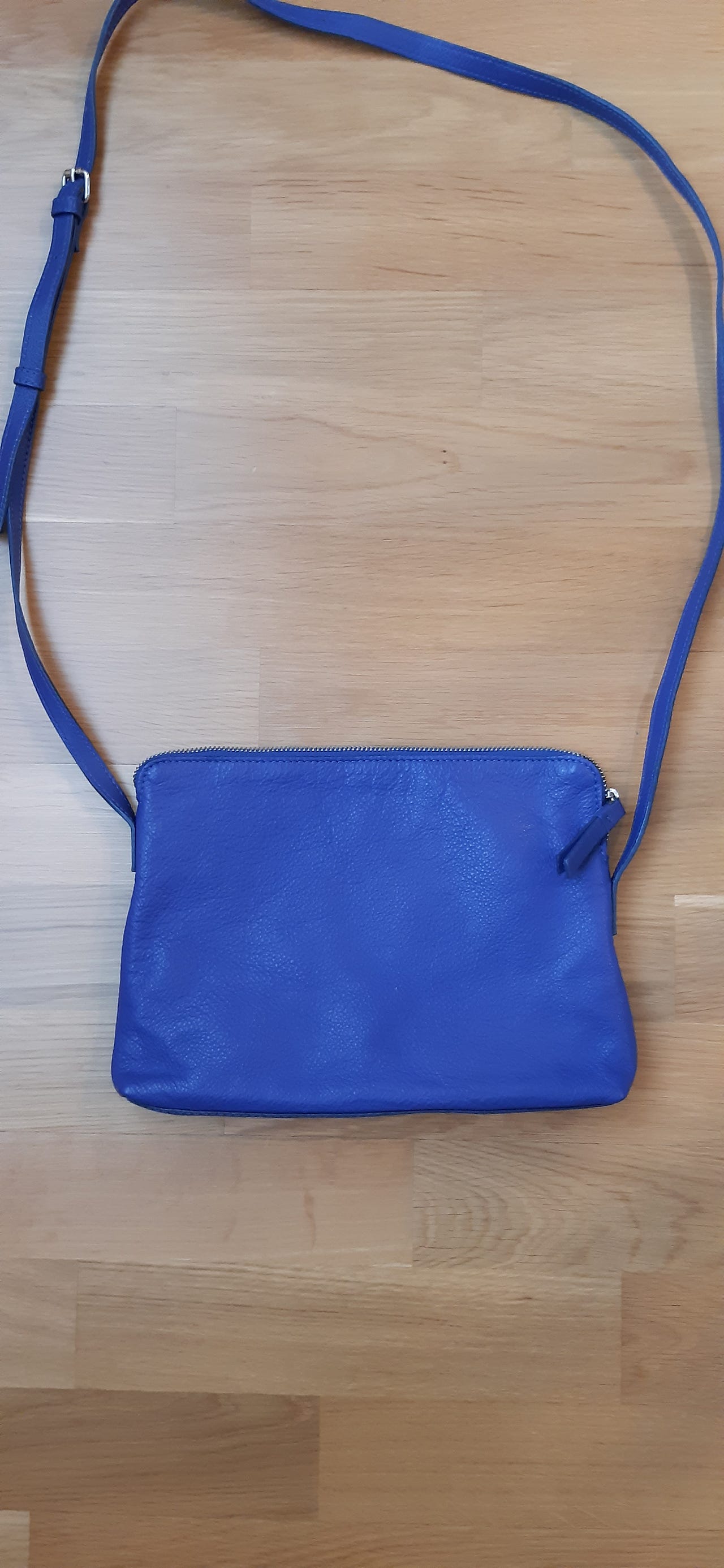Olkalaukku sininen A+more. Koko 28cm x 19 cm.