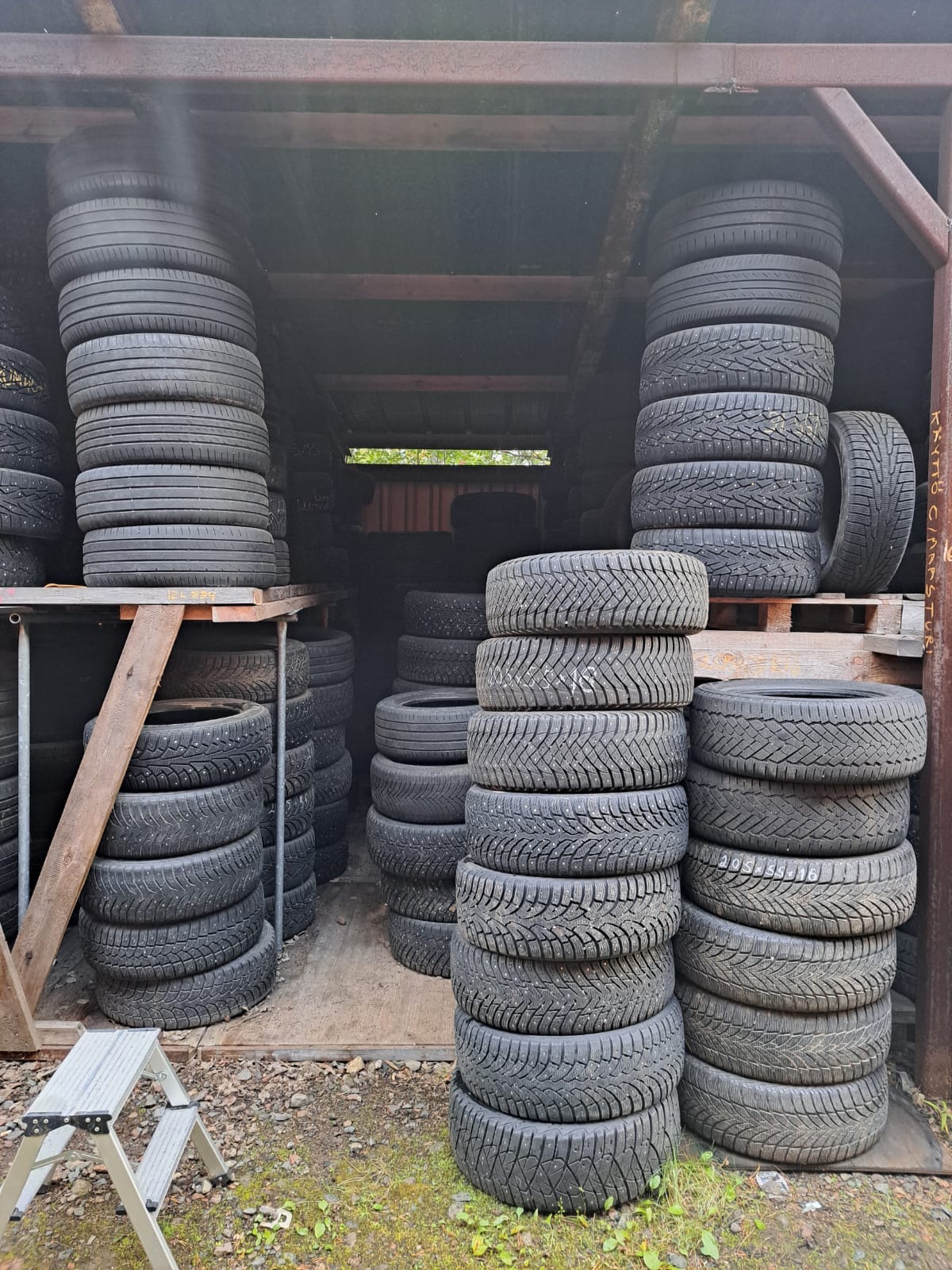 205/55R16 KESÄ-, KITKA- JA NASTARENKAITA