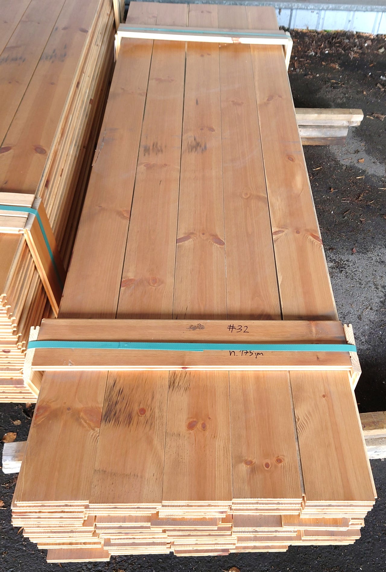 175 m erä päätypontattua 15x120 mm mäntylattialautaa