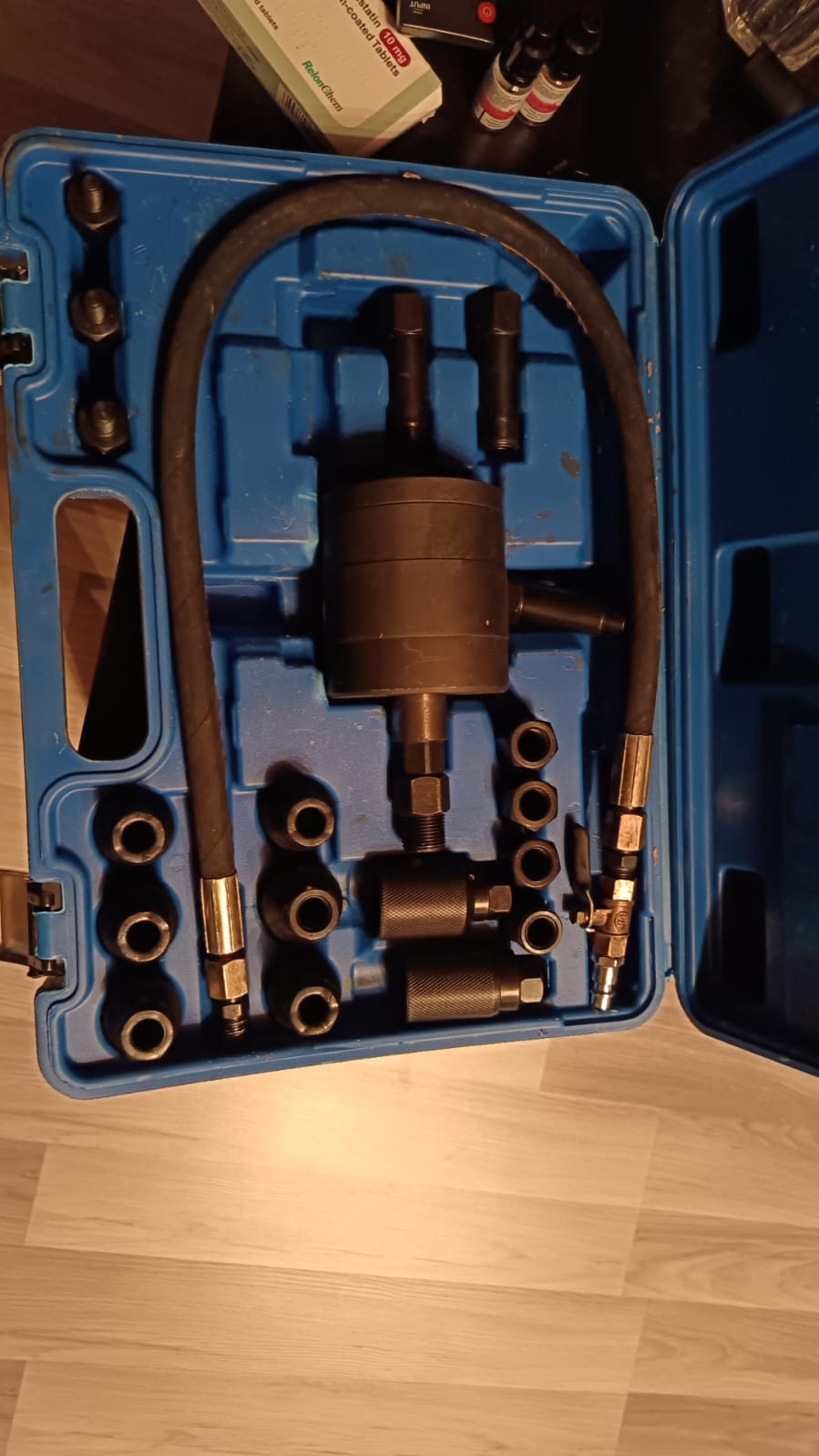Hydraulinen laakerin ulosvetosarja sinisessä salkussa