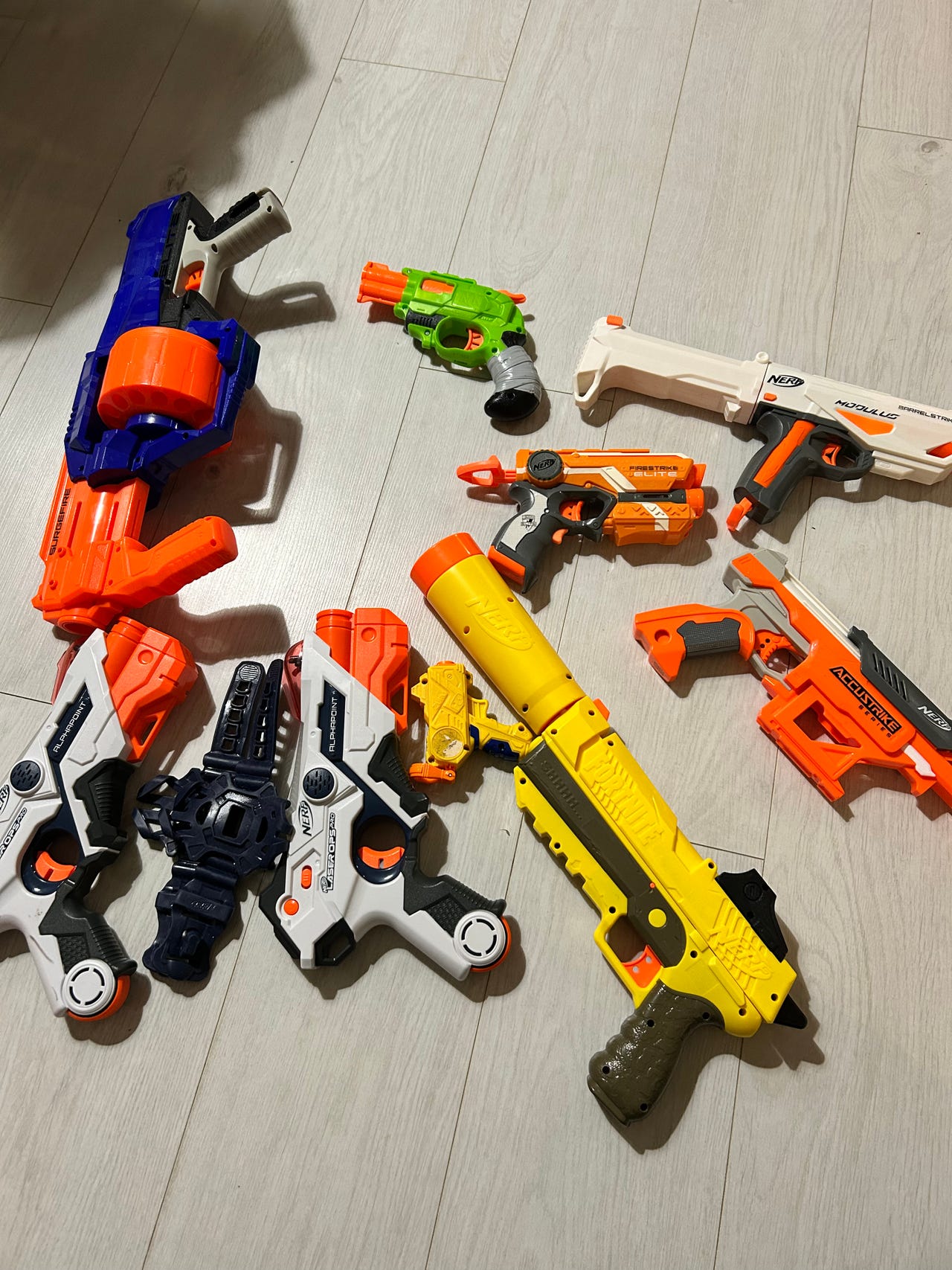 valtava-nerf-pyssy-paketti-plus-2-nerf-laser-pyssy-ja-rannepidikkeet