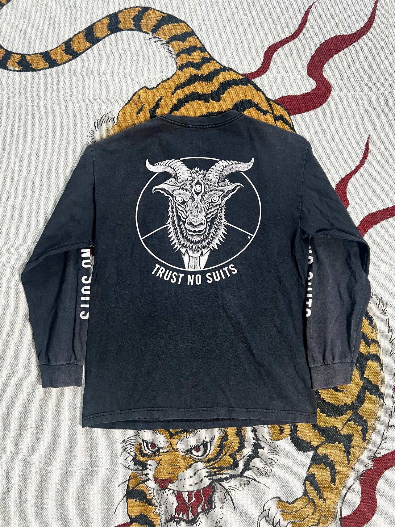 Sketchy Tank Satanic Goat pitkähihainen t-paita Koko L | Tori