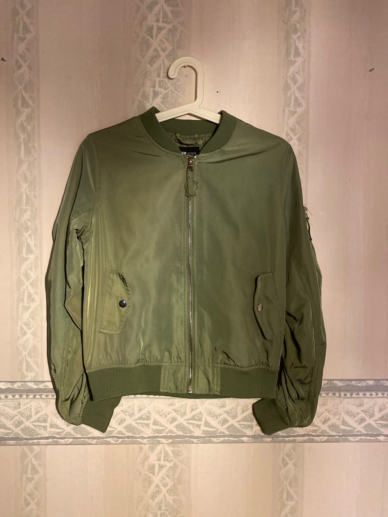 New yorker bombertakki, koko S Tori