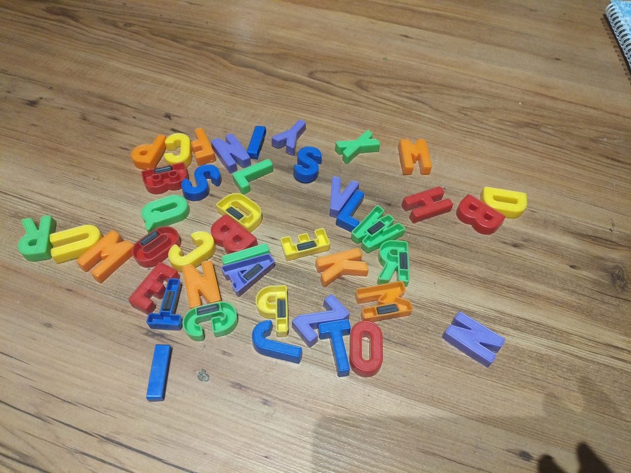 Jääkaappi magneetit, kirjaimia