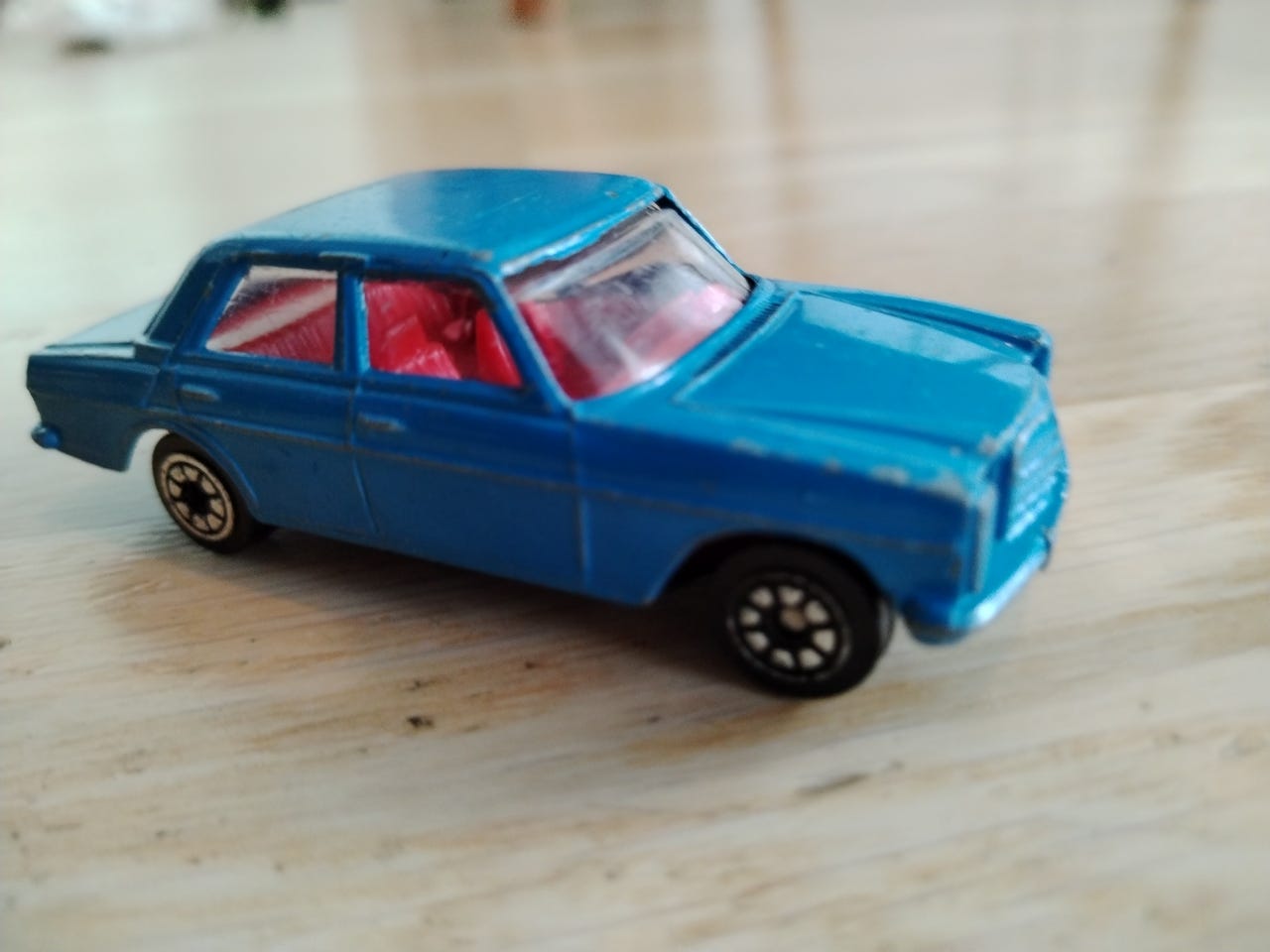 corgi-juniors-mercedes-benz-240d-pystylamppu-tori