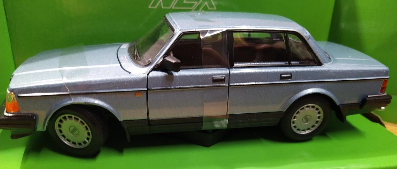 pienoismalli-volvo-240-sininen-1-24-tori