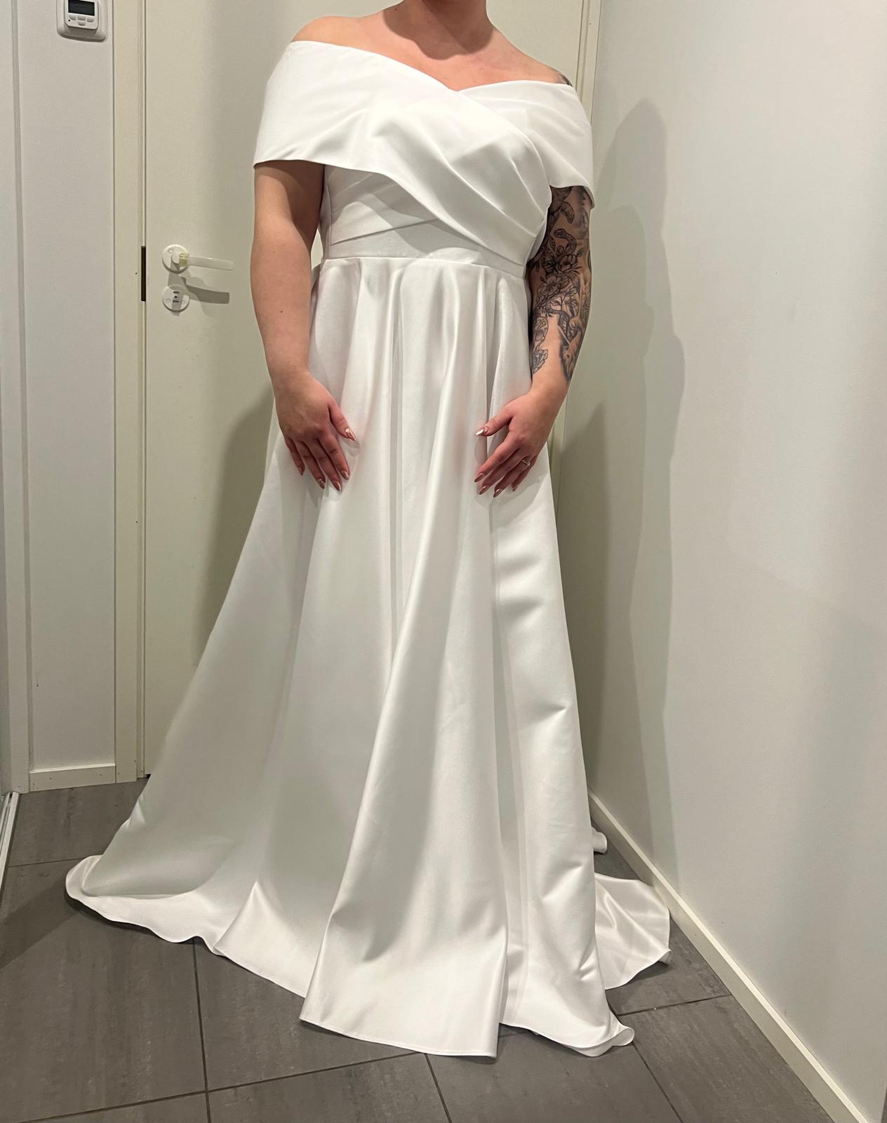 Off shoulder -hääpuku