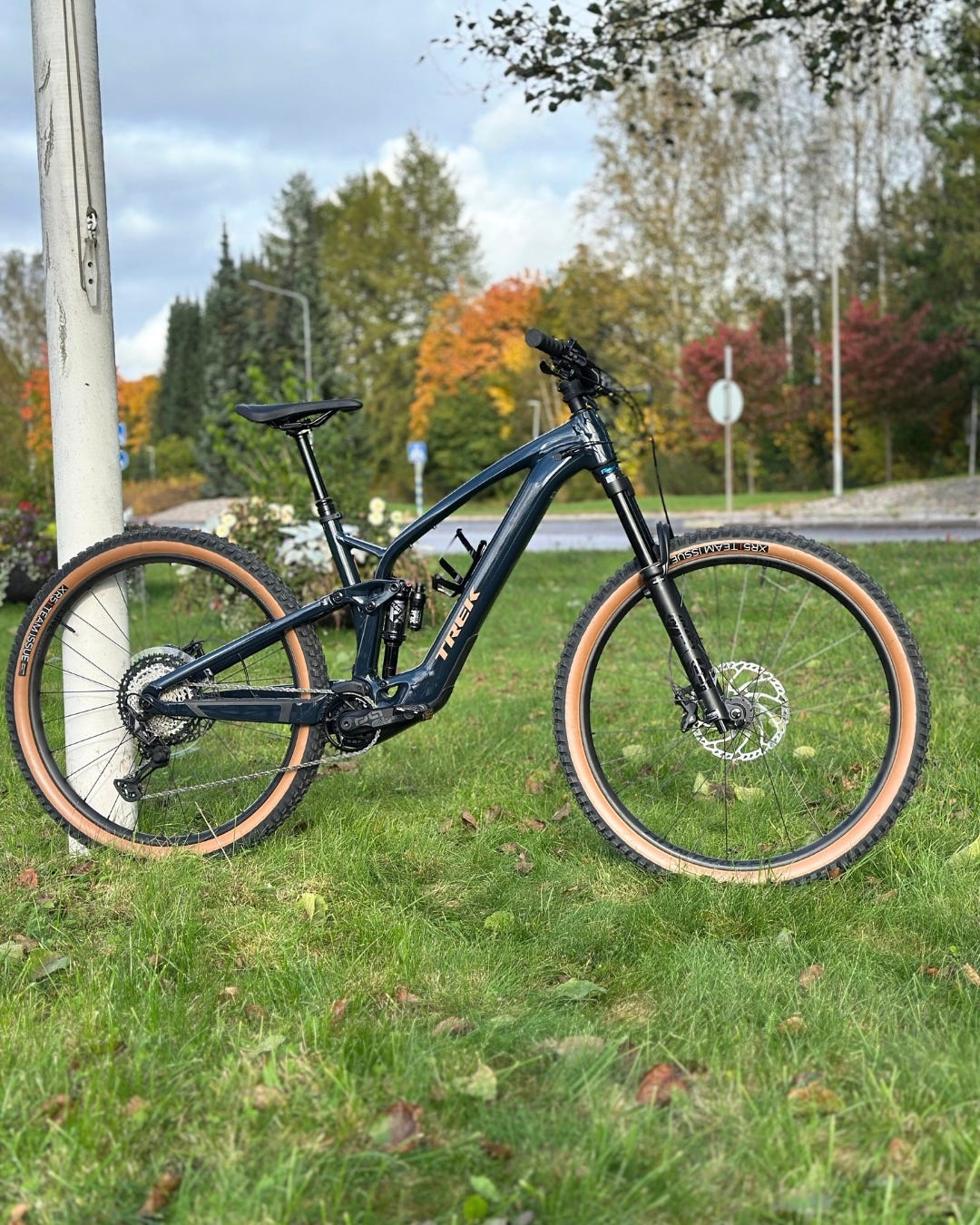 Trek Fuel EXe 8 XT tummansininen