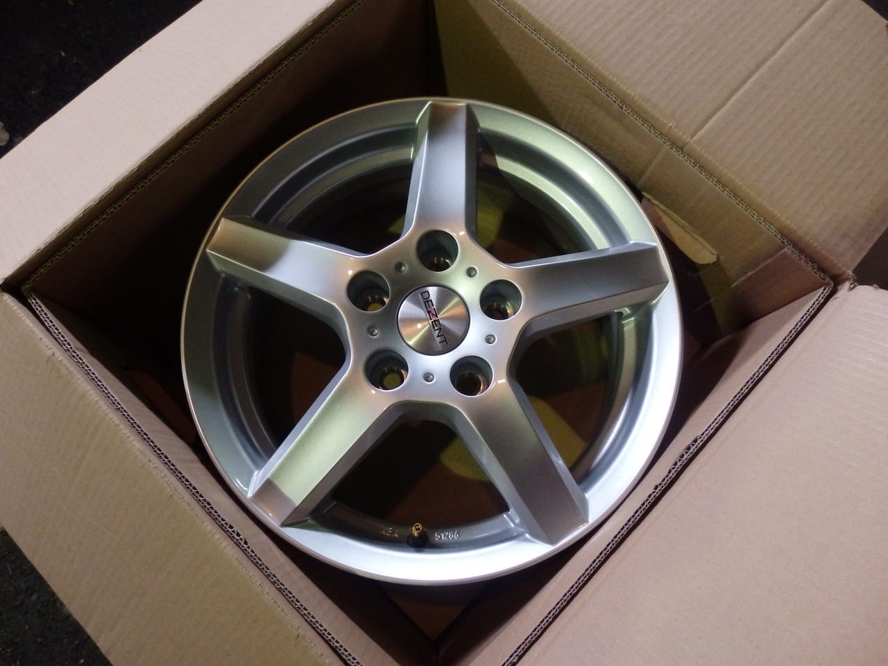 Uudet Dezent 6x15 5x114,3 ET35 KR71,6 aluvanteet nyt halvalla