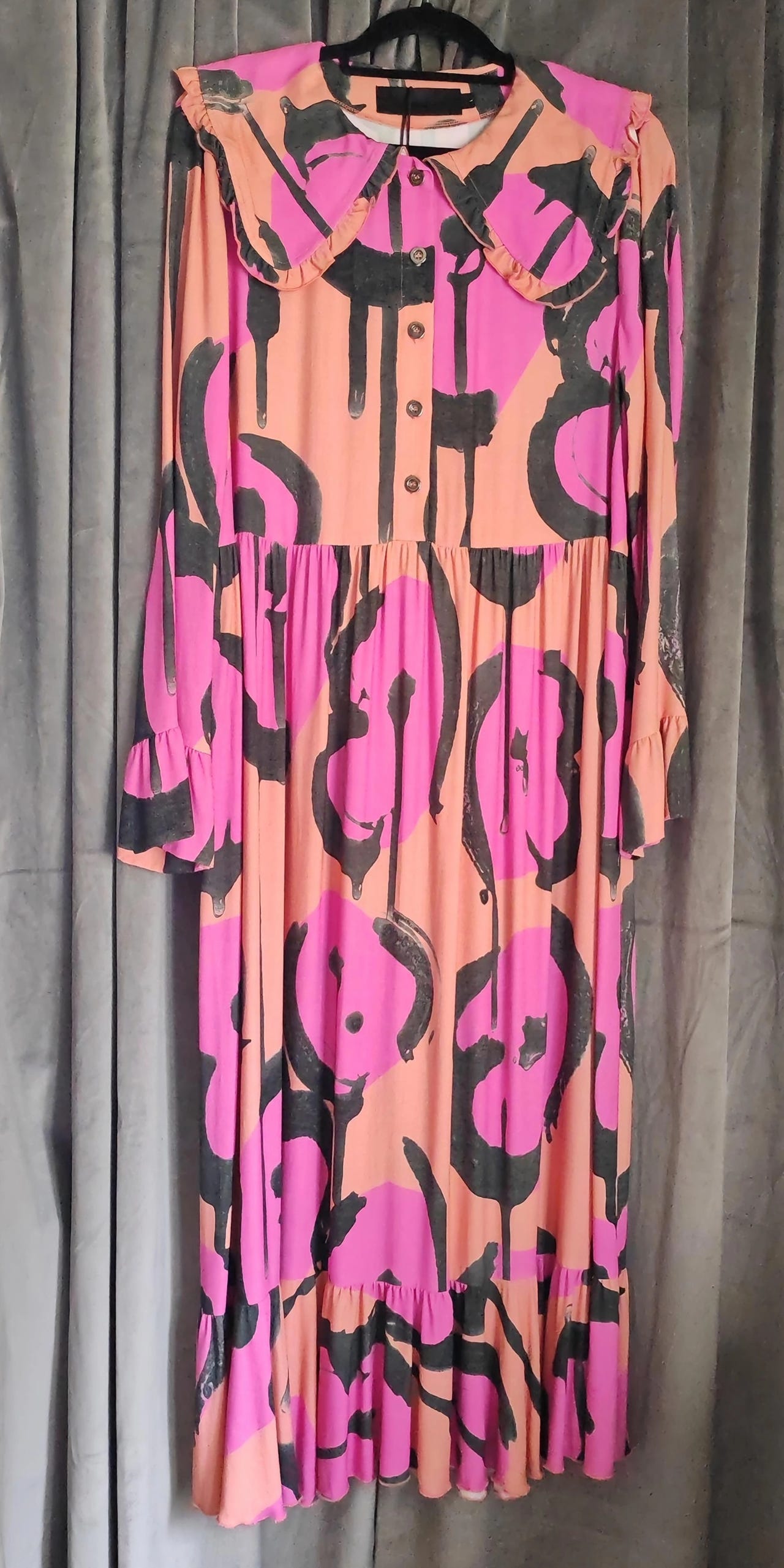 VIMMA mekko, pinkki-oranssi mustilla kuvioilla. Koko L.
