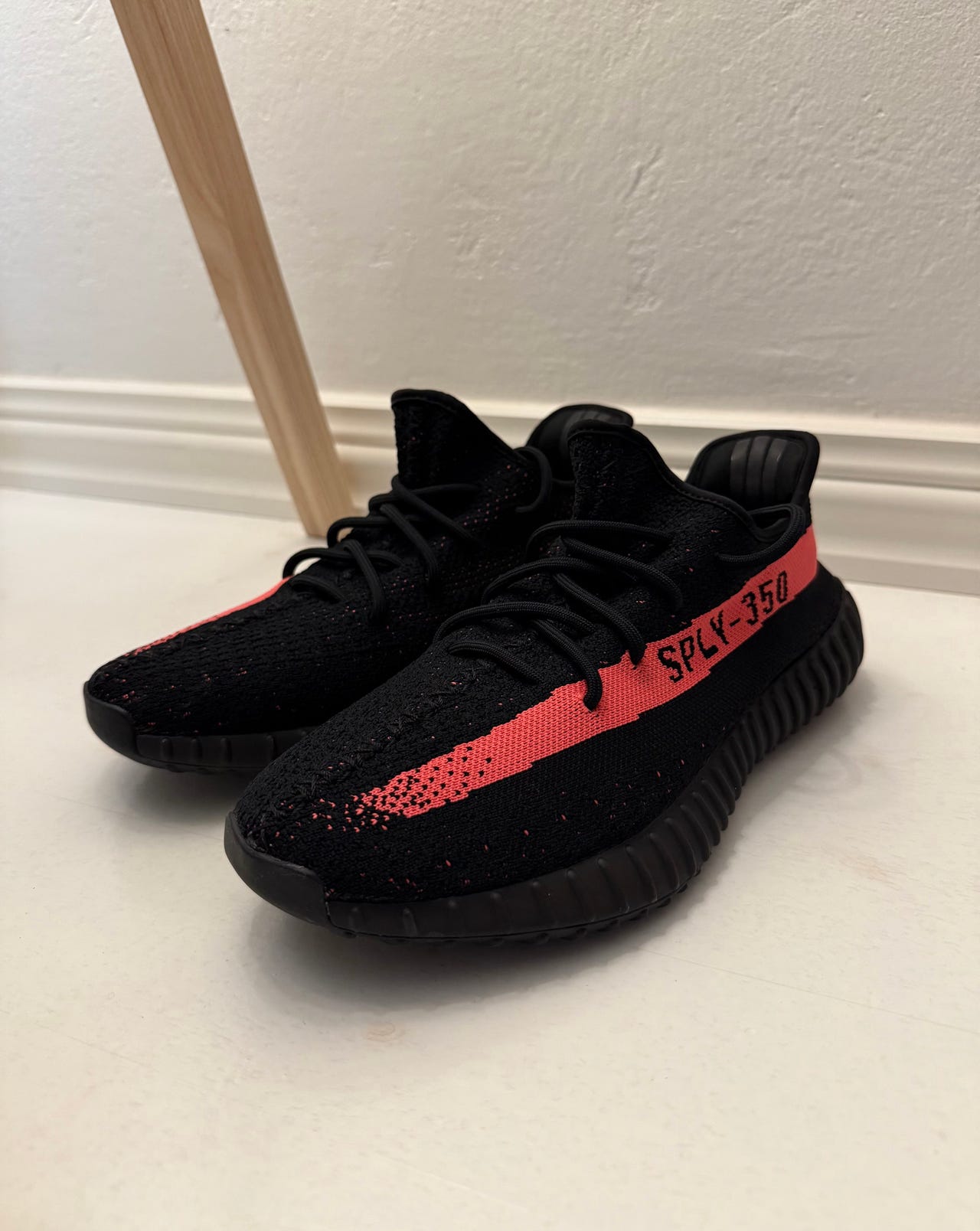 Yeezy Boost 350 V2 ブラック/レッド adidas YEEZY Boost 350 V2 