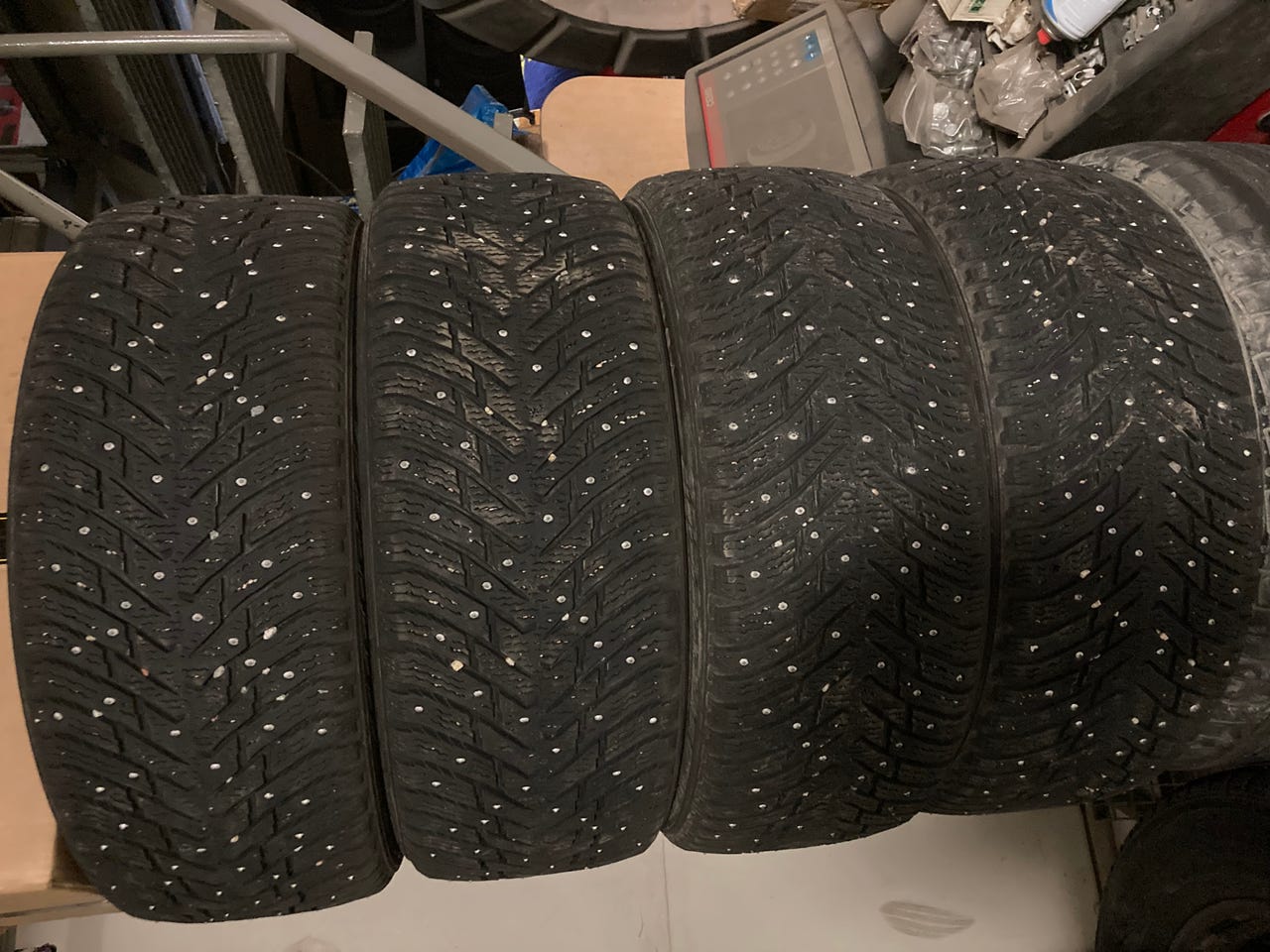 4kpl 235/45R19 Nokian Hakkapeliitta 8 nastarenkaat