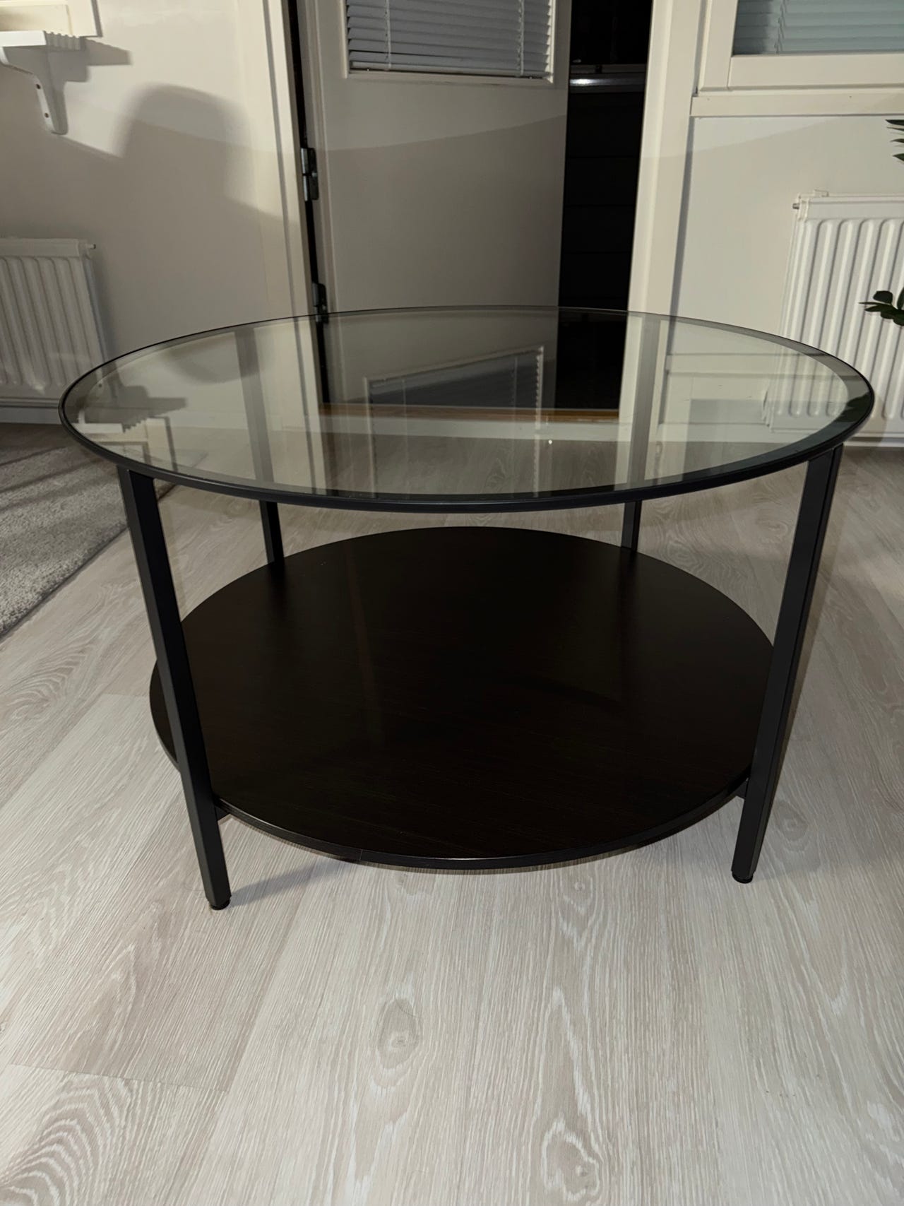 ikea-py-re-sohvap-yt-lasikannella-ja-mustalla-hyllyll-tori