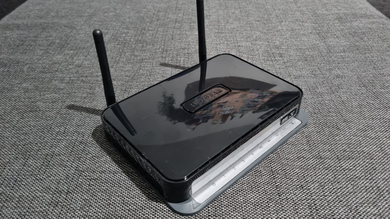 Netgear DGN2200M ADSL2+ modeemi puhelinverkkoon