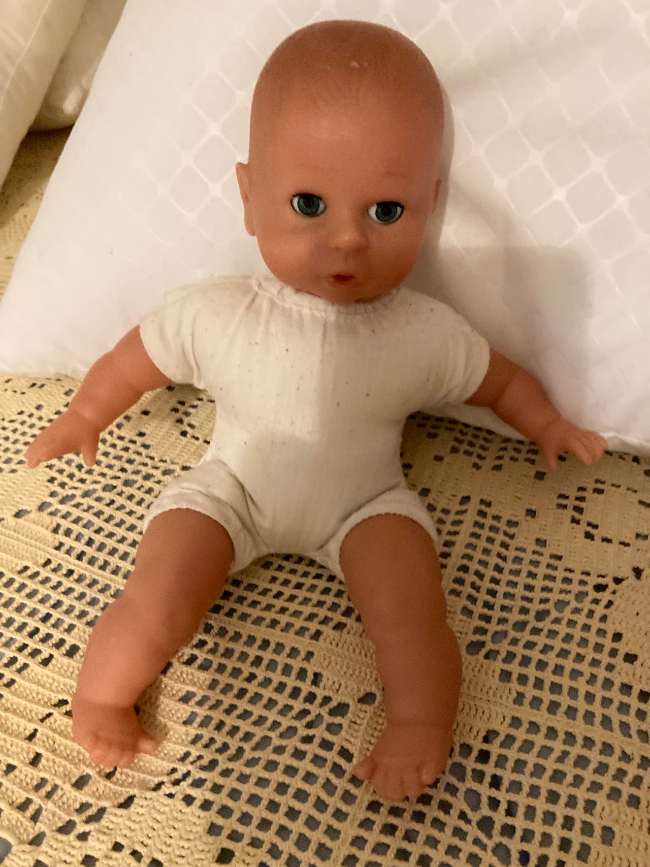 Nukke, noin 26 cm, pehmeävartaloinen, liikkuvat silmät