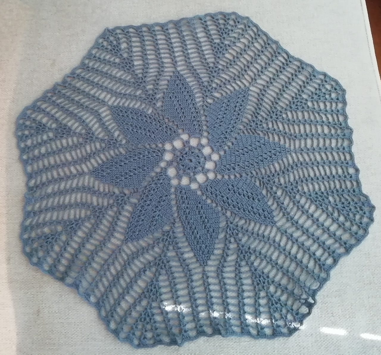 Uusia käsin virkattuja harmaita liinoja, koko n. 43 cm