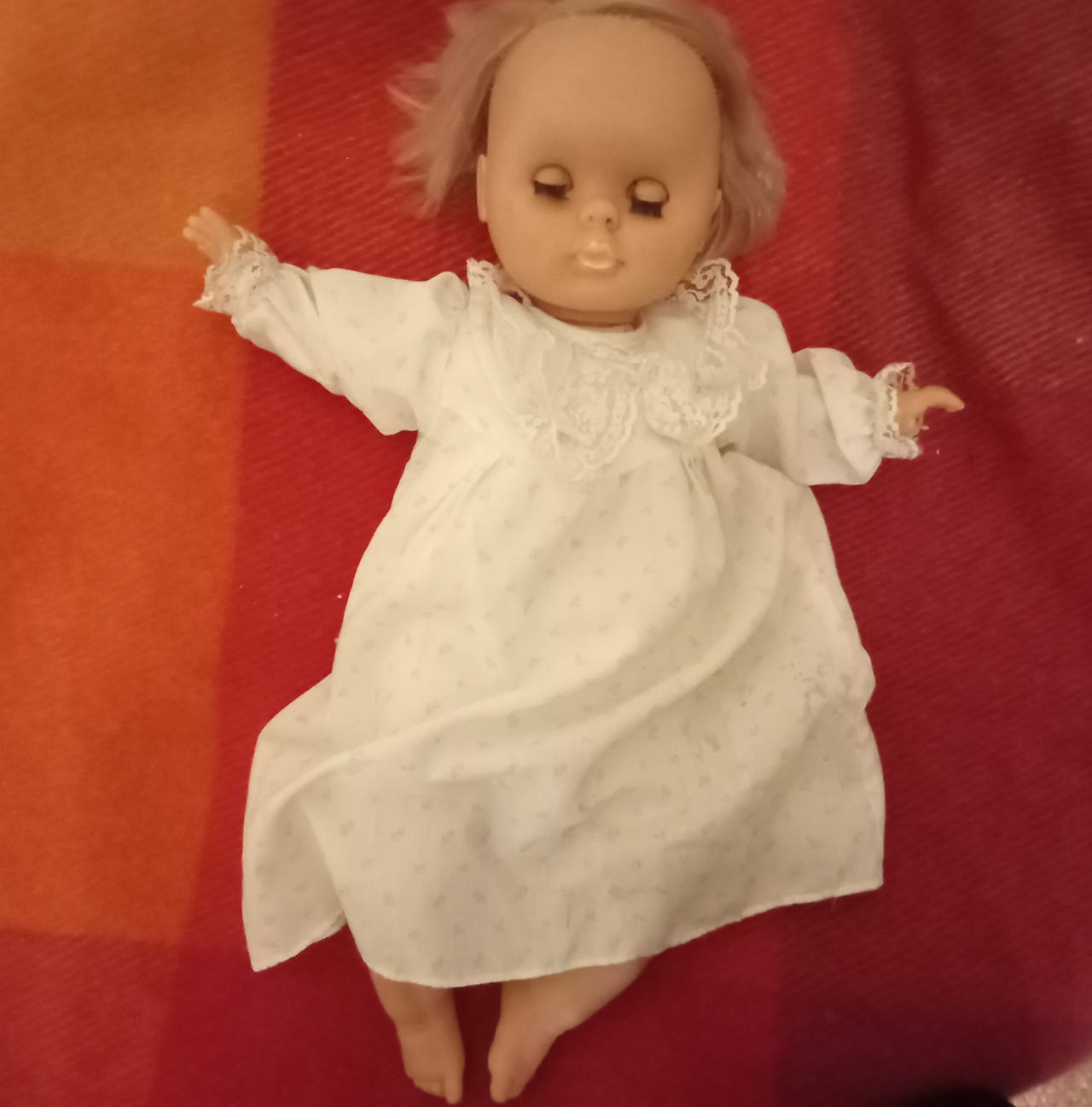 Nukke, itkevä vauvanukke n 45 cm 80-luvulta