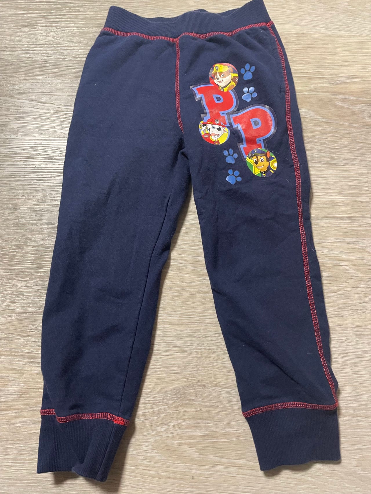 Ryhmä Hau collegehousut koossa 110cm