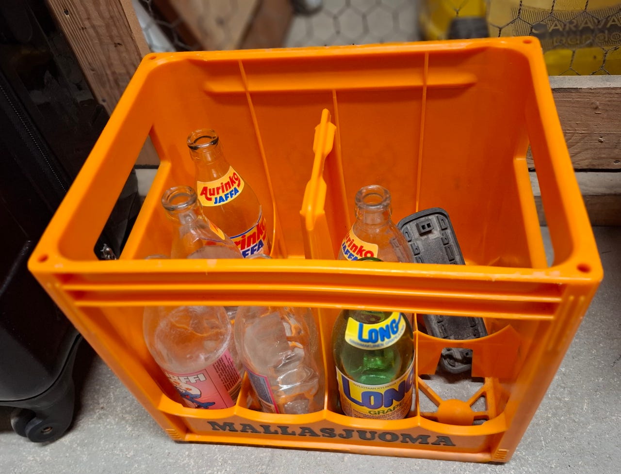 Vintage mallaskori ja pullot