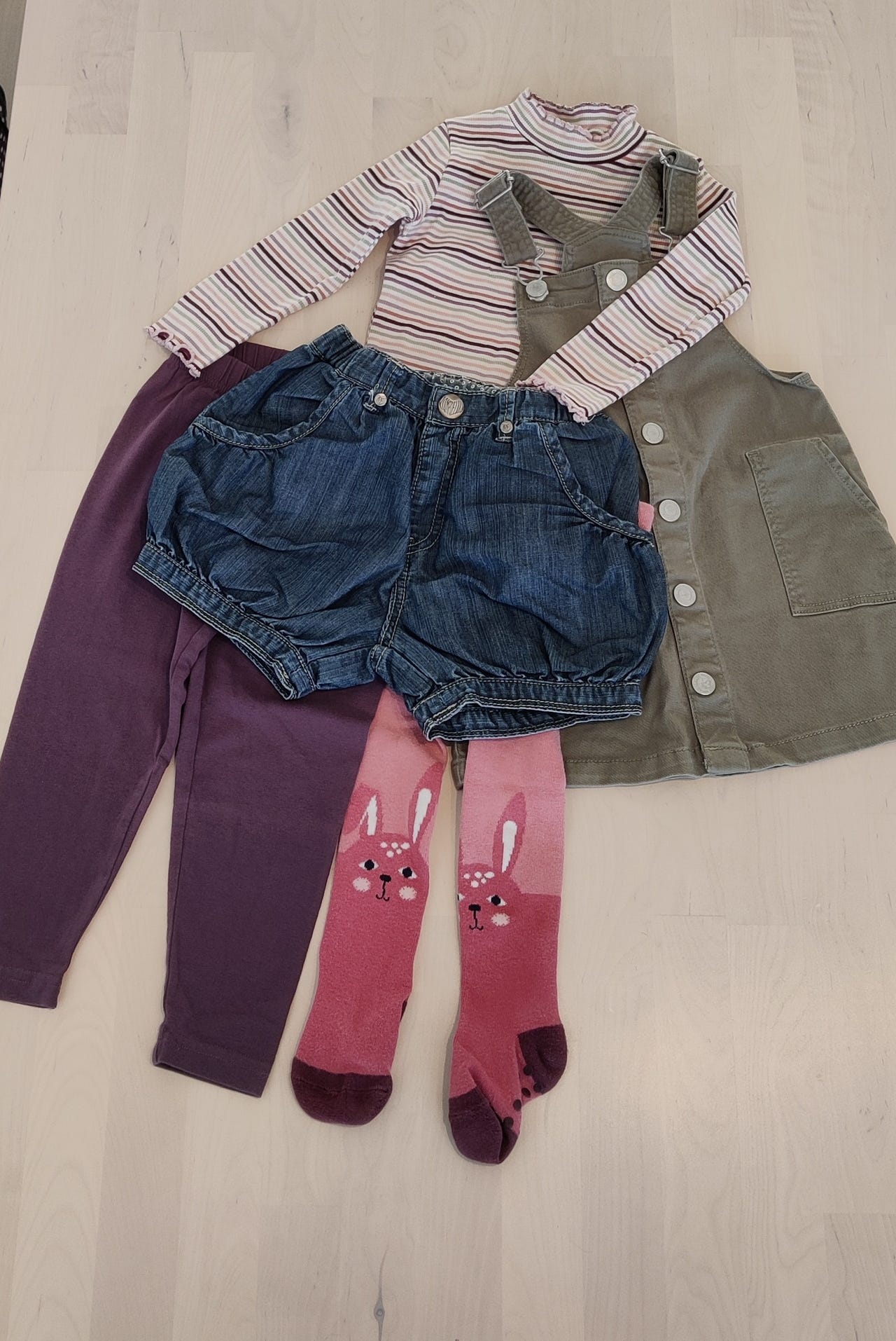 vaatepaketti-tyt-lle-koko-92-legginsit-mekko-paita-shortsit