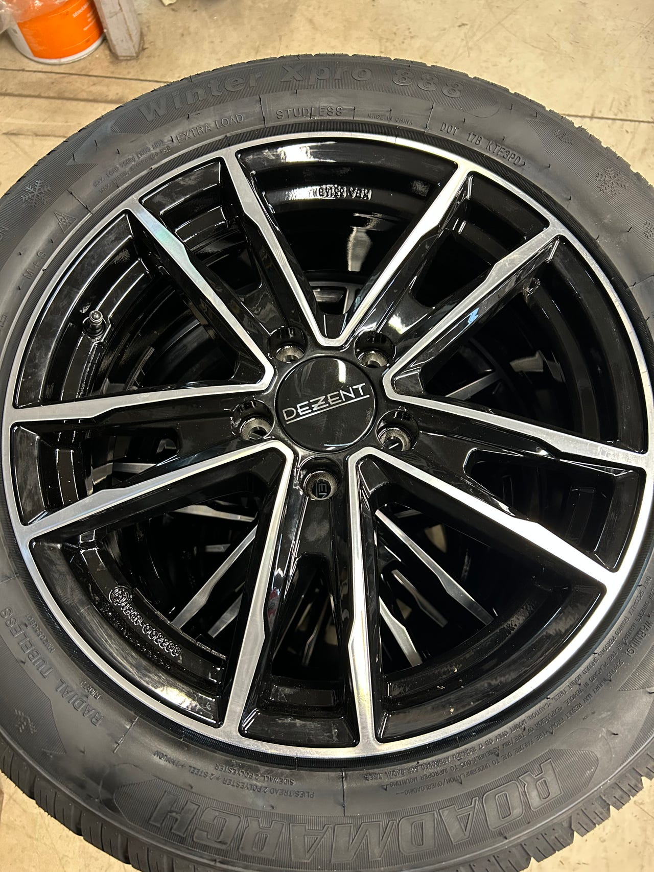 *Varastopoisto* Dezent KF Dark alumiinivanteet 5x112 225/50r17 ki