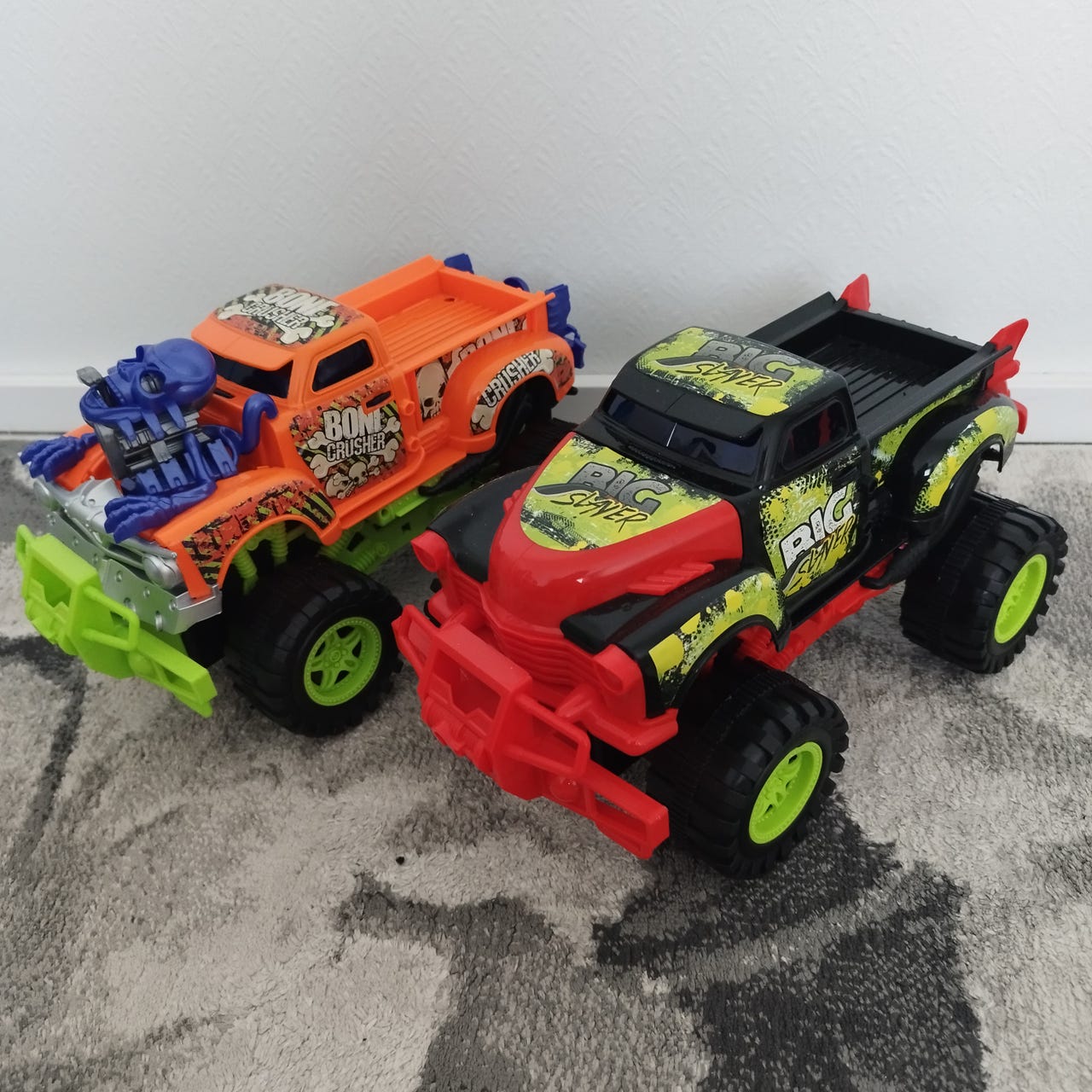 Monster truck -autot 2 kpl