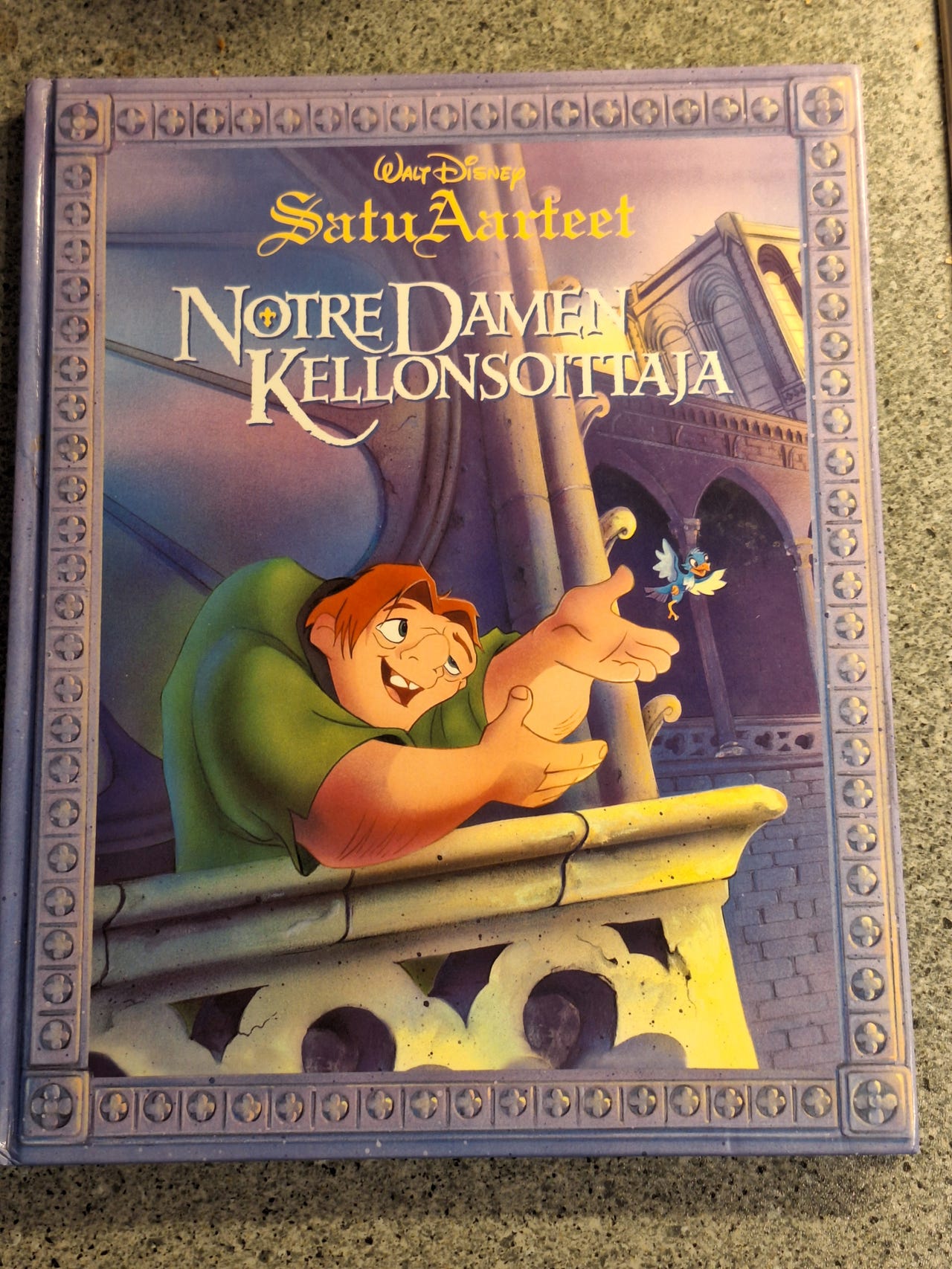 Myydään Disney Notre Damen kellonsoittaja kirja