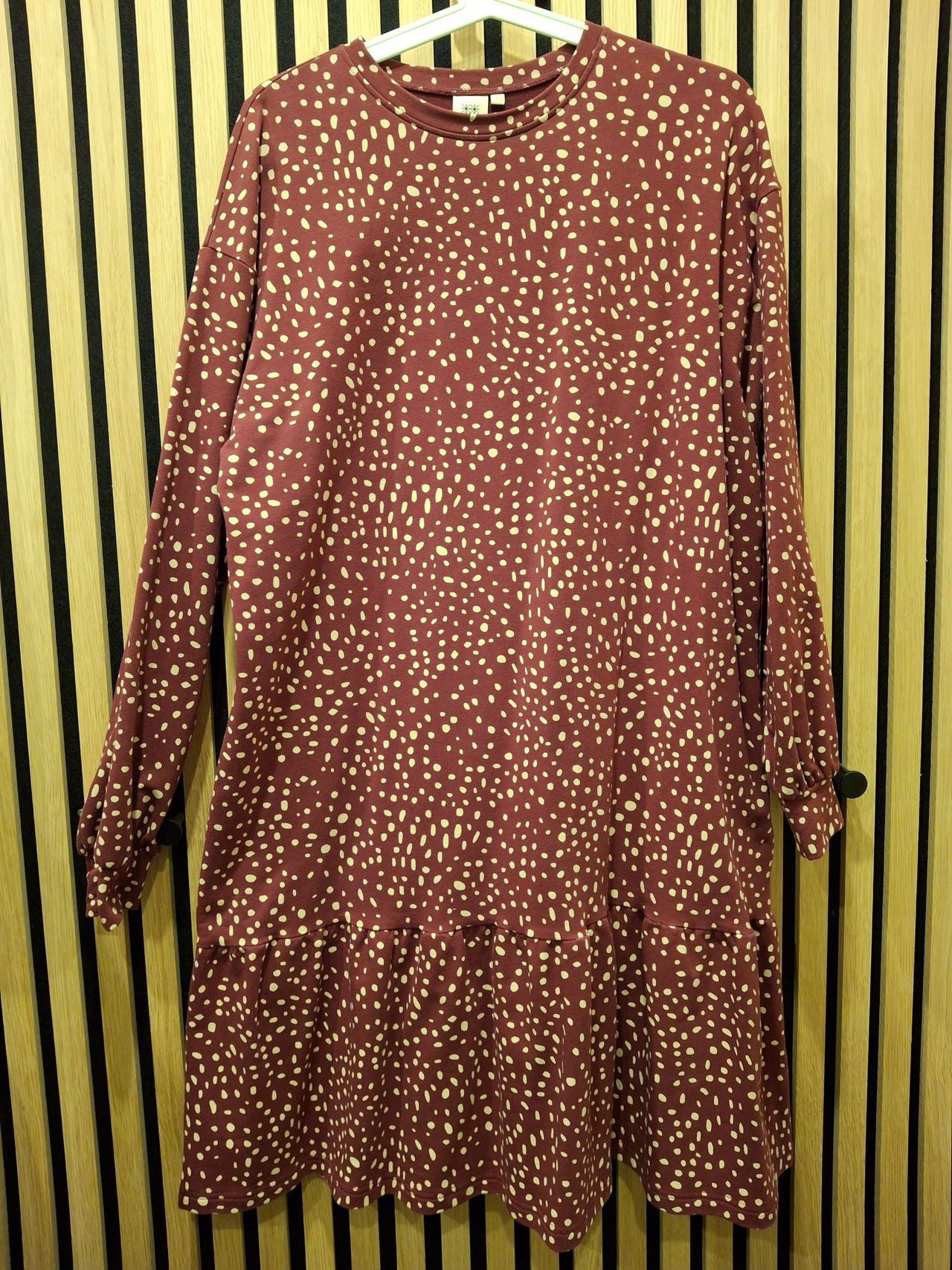 Ruffle Collegemekko, Wild Dots Burgundy

Koko s