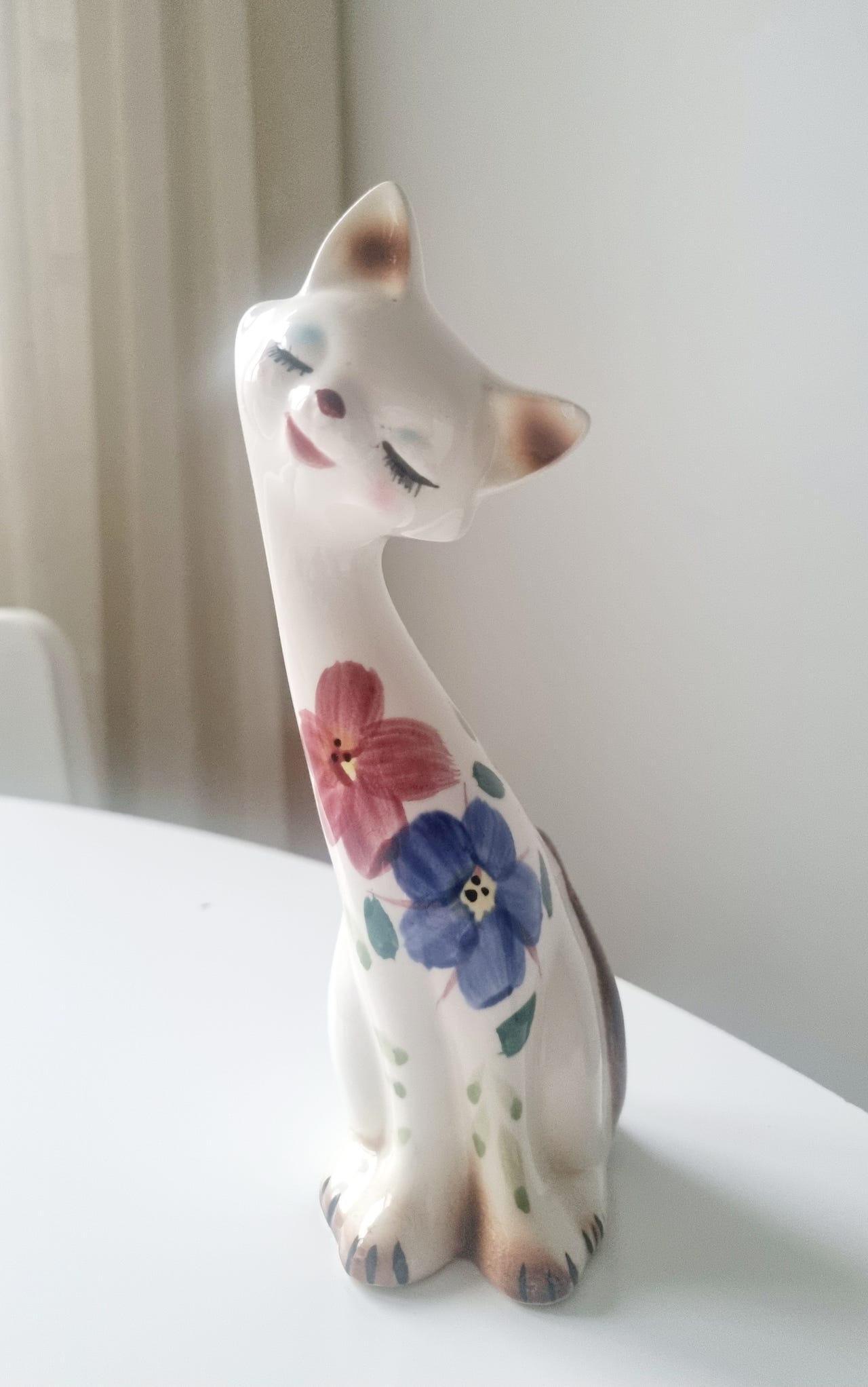 Posliinikissa, 18 cm.