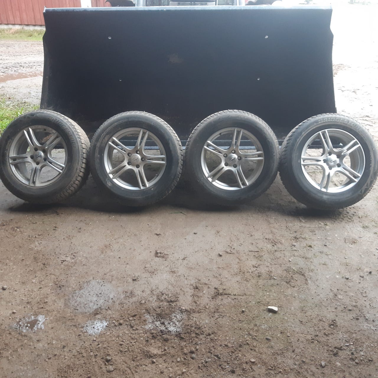 SUV nastarenkaat aluvanteilla