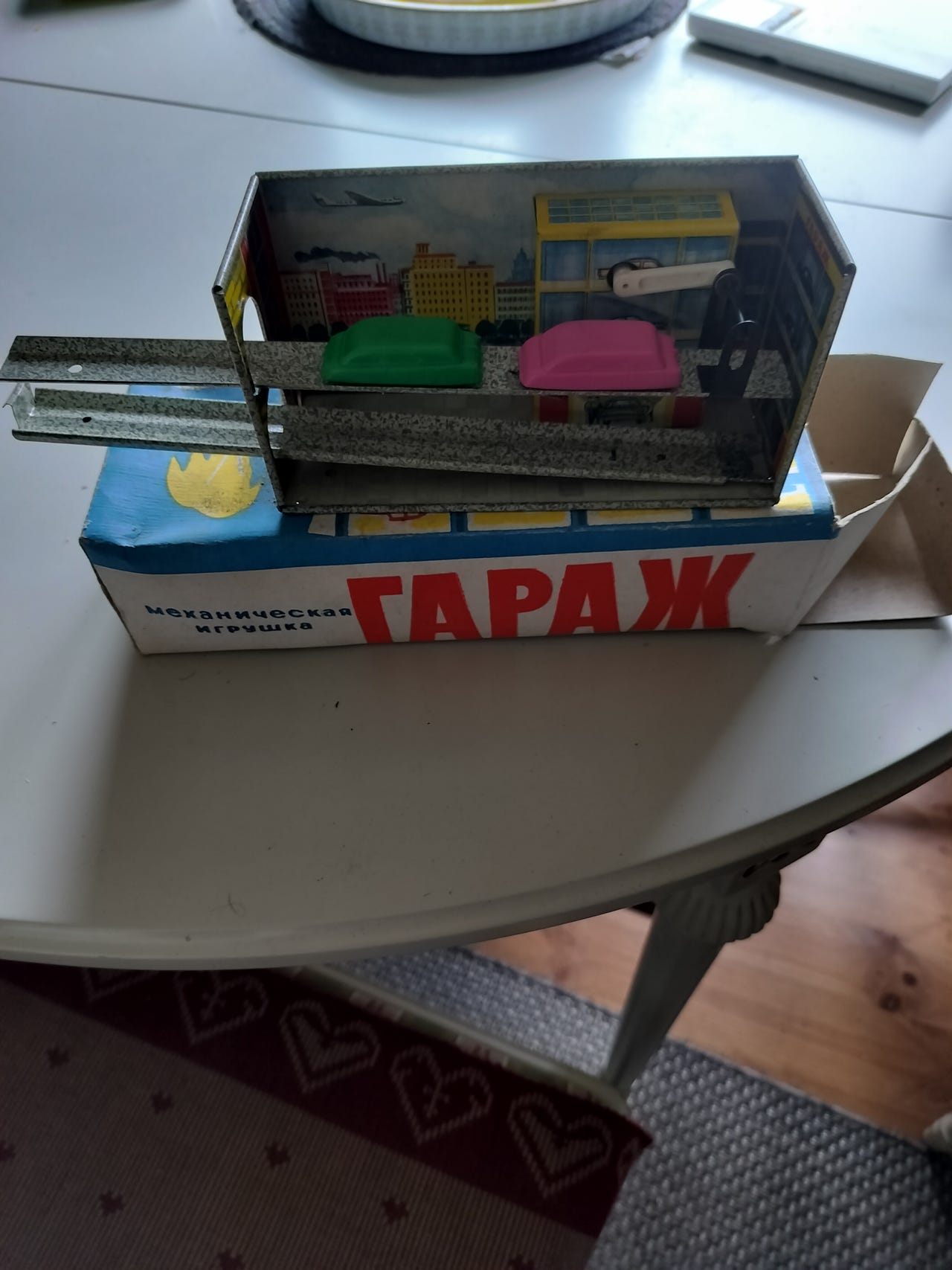 Vintage lelu autotalli