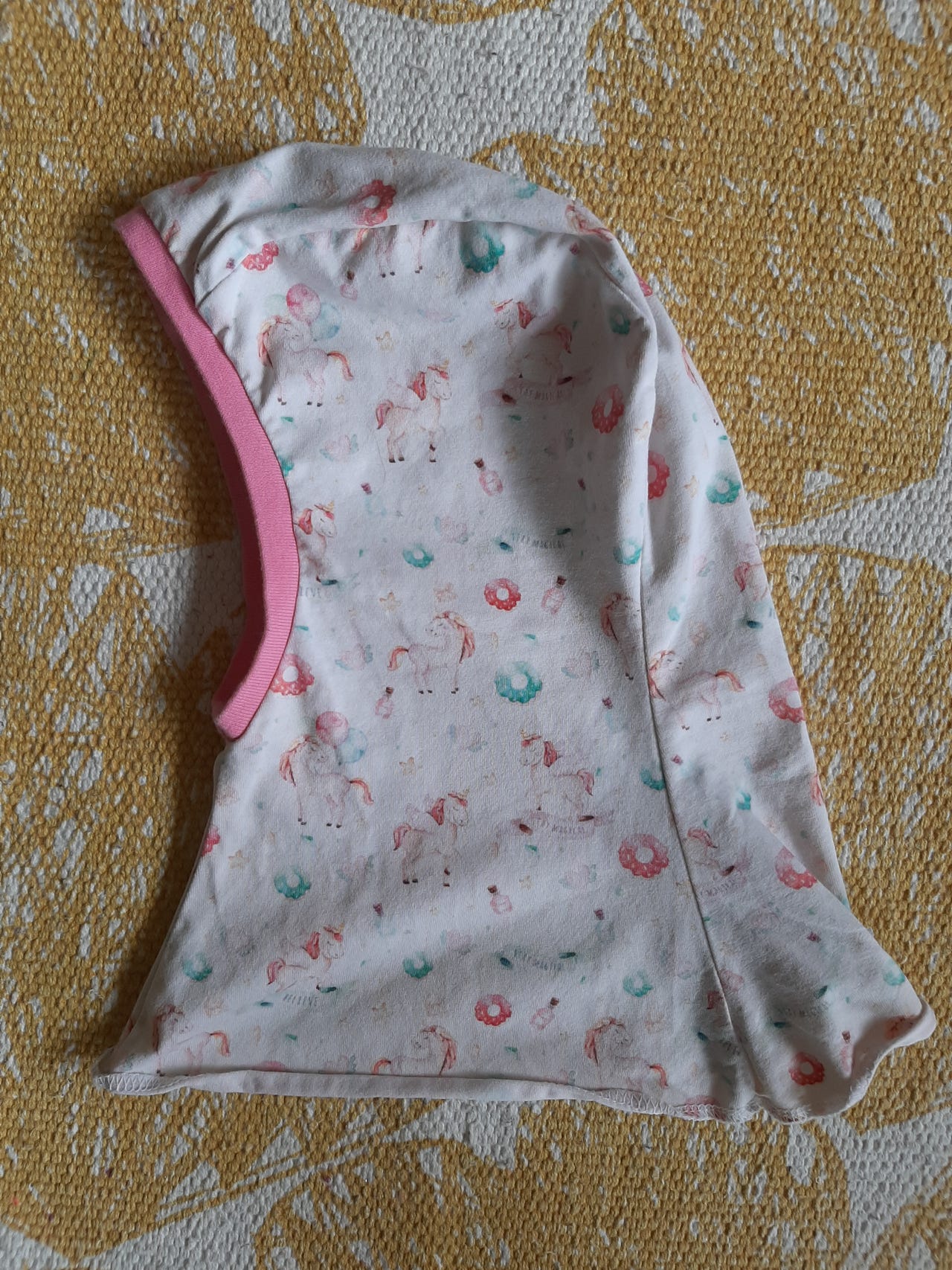 Söpö kypärämyssy n. 46-48 cm päähän