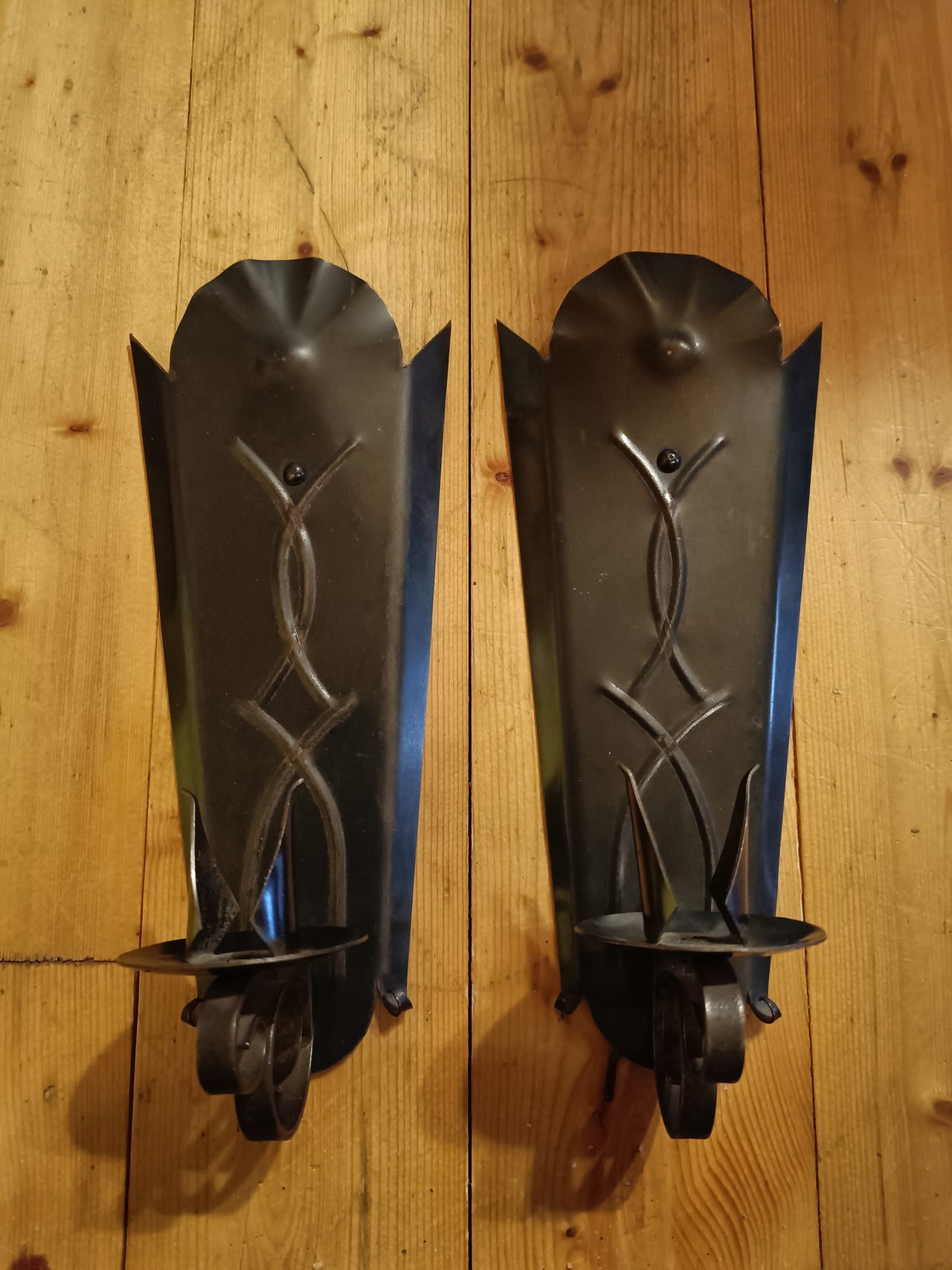 Metalliset kynttilätelineet seinälle