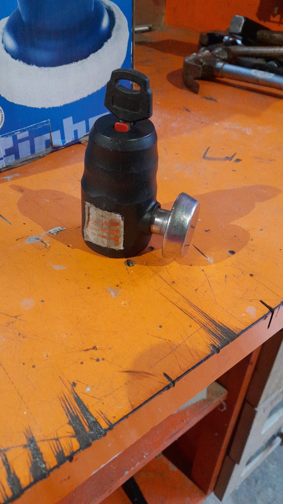 Työkalun osa musta metallinen kahva