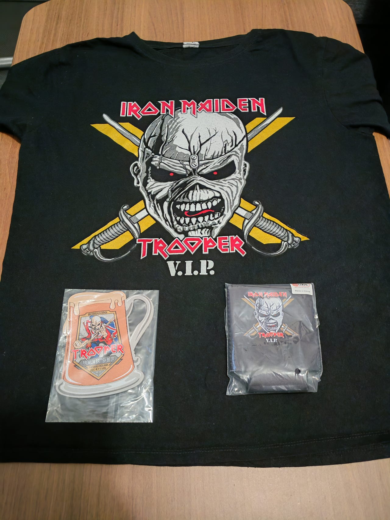 Iron Maiden, Trooper VIP t paita, tölkkkcooler ja kangasmerkki