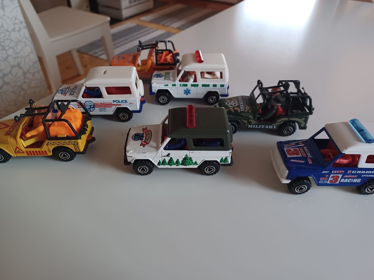 7 erilaista Majorette autoa ukkelit mukana