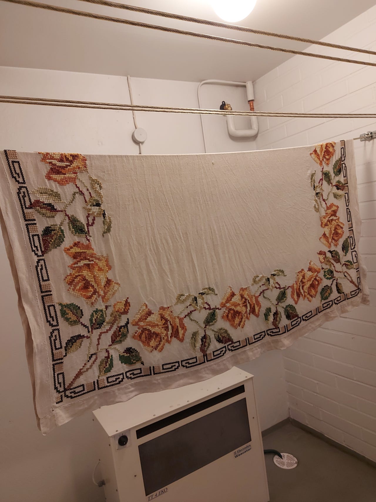 Vanha käsityö keltaruusu pöytäliina