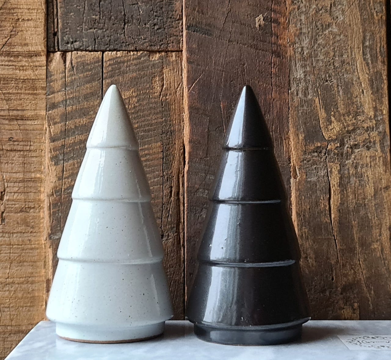 Keraamiset vaaleanharmaa ja musta joulukuusi, korkeudet 14,5 cm