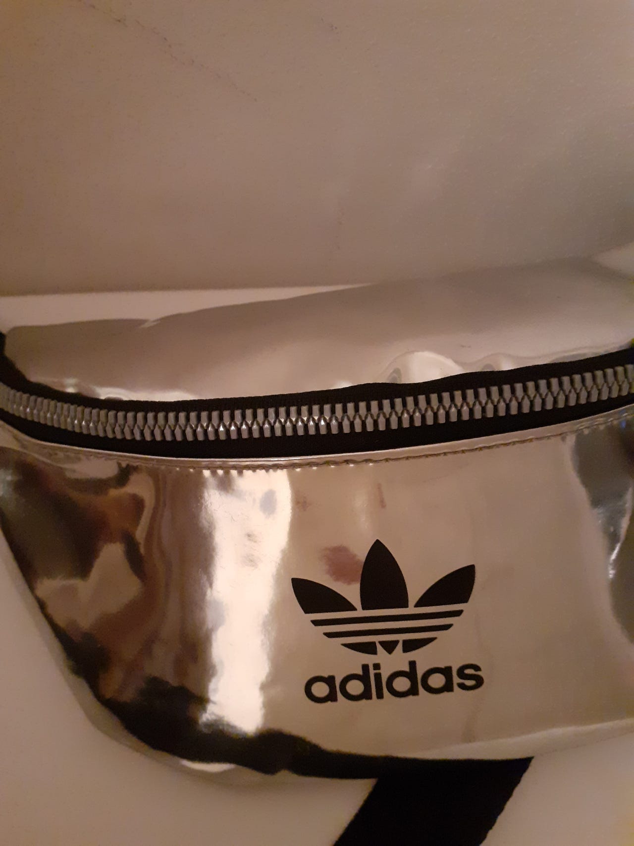 Adidas vyölaukku