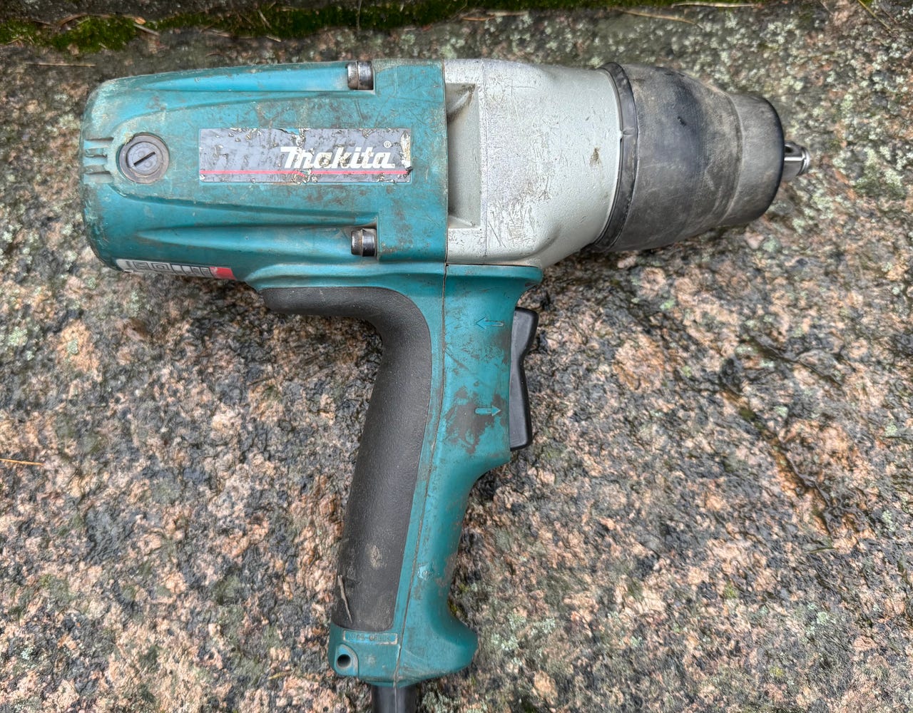 Makita TWO350 iskevä mutterinväännin/pulttipyssy