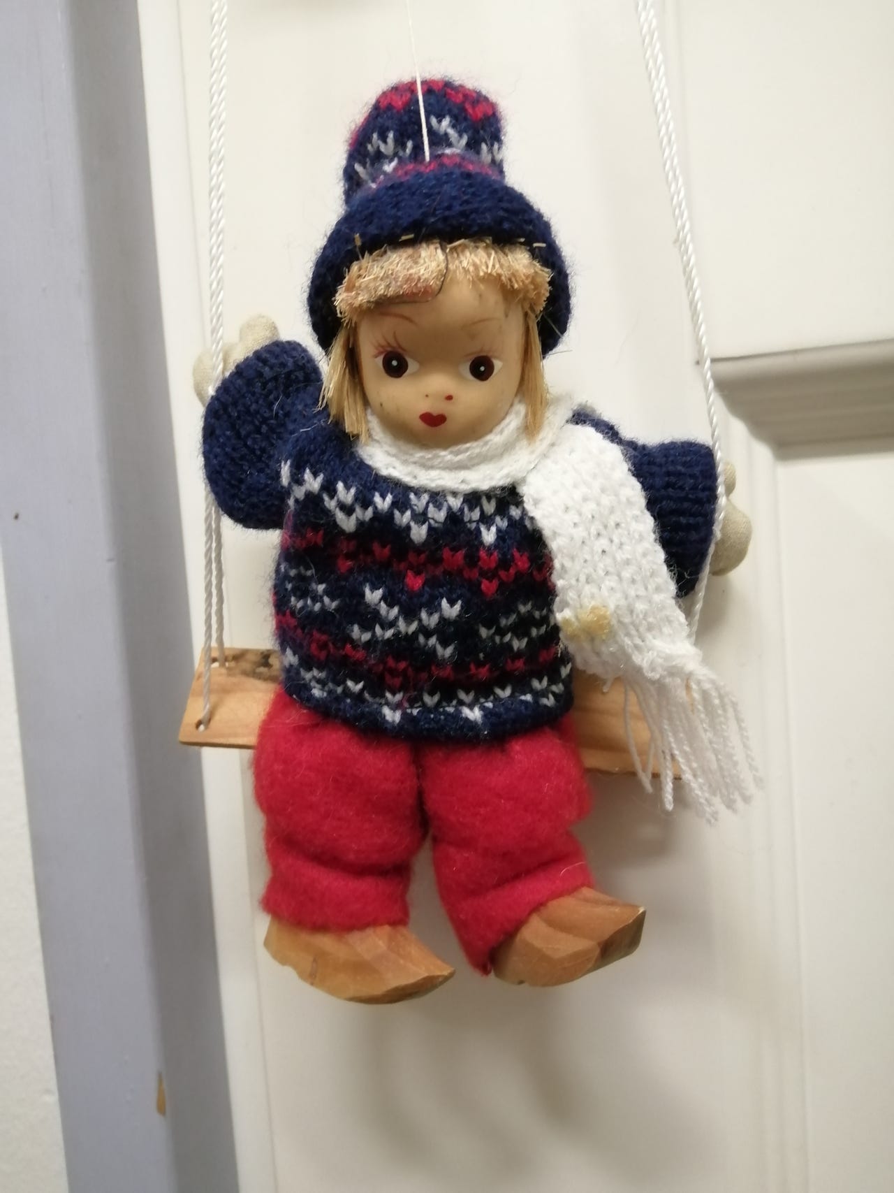 Ovikoriste / joulukoriste tyttö keinussa