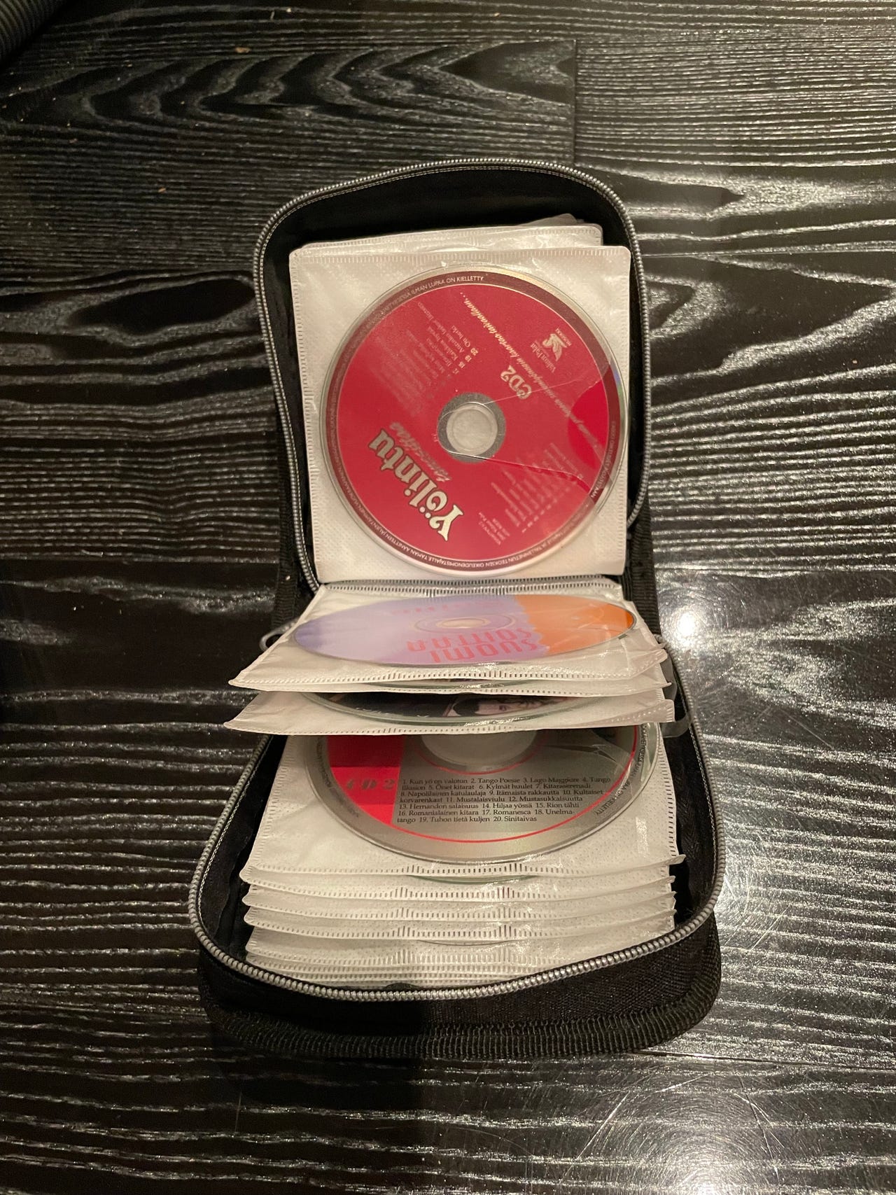 CD-levykotelo ja kokoelma CD-levyjä