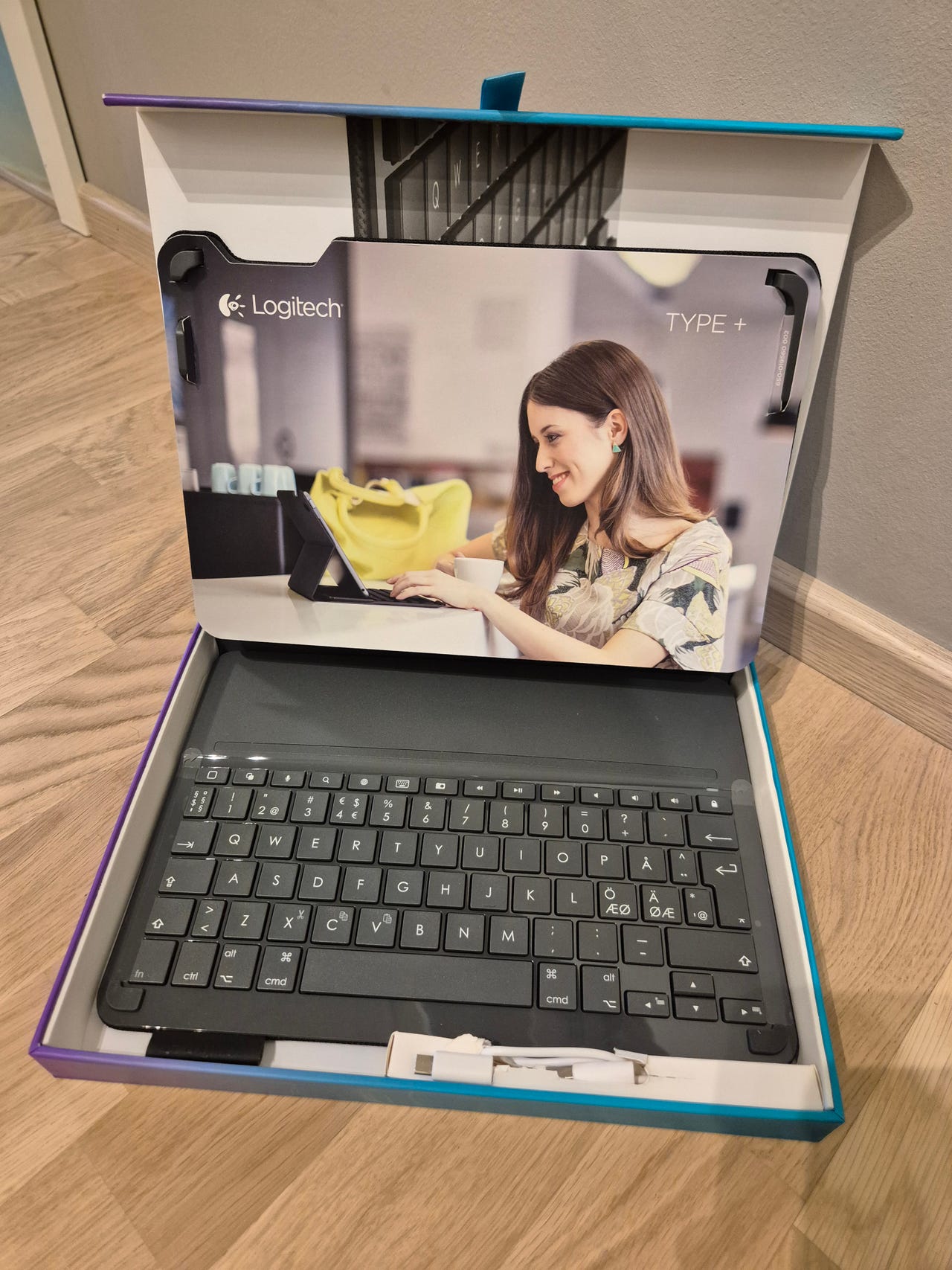 Logitech Type+ näppäimistökotelo iPad Air 2 (musta) | Tori