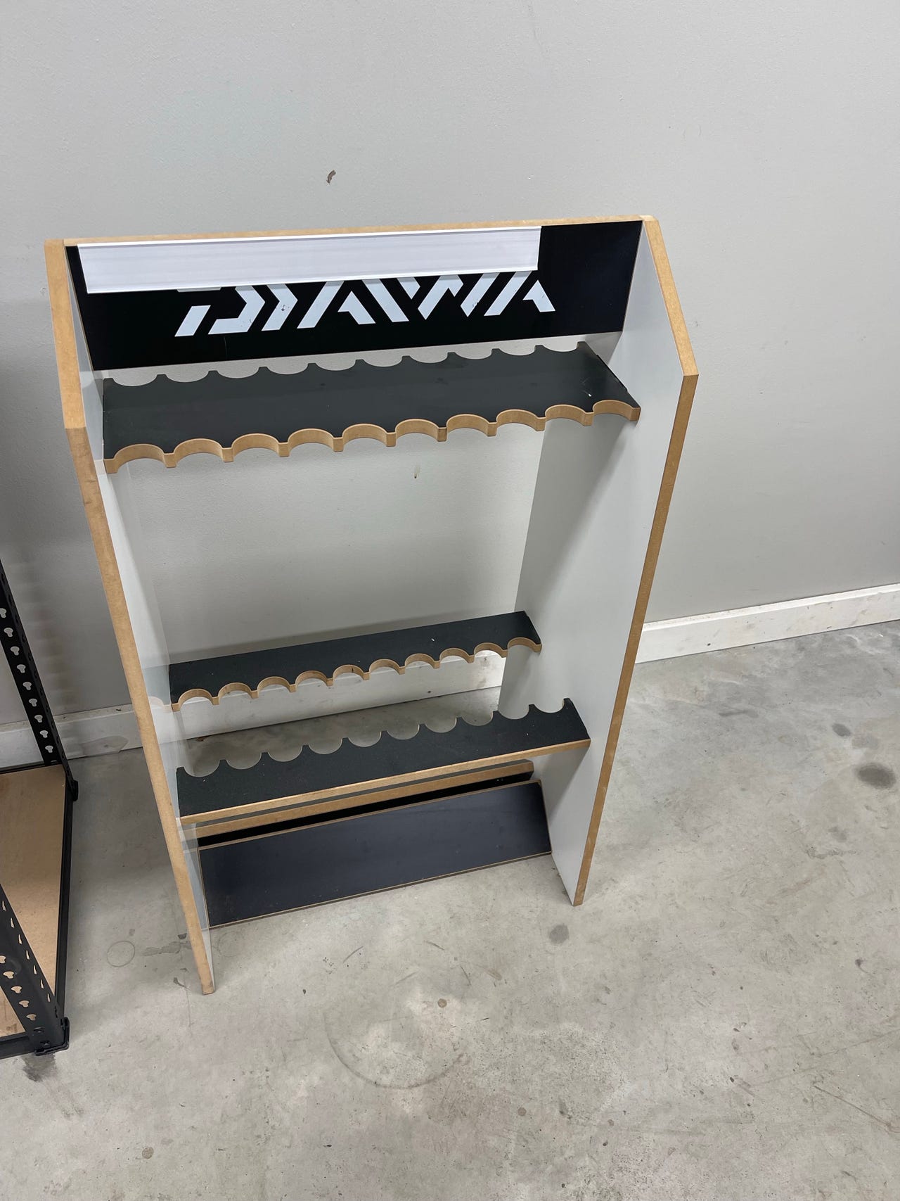 Daiwa Kalastustarvikehylly 2-tasoinen puu valkoinen musta