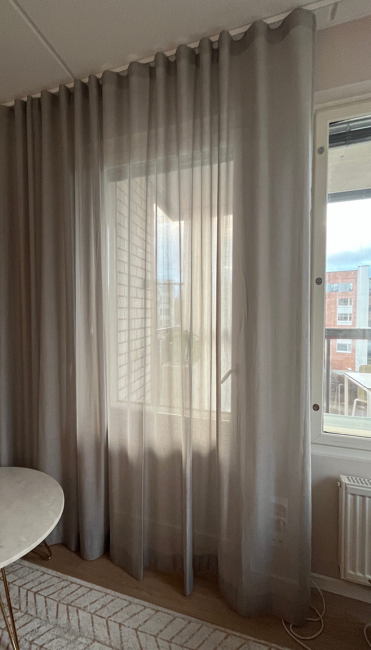 Ylellinen harmaa valoverho