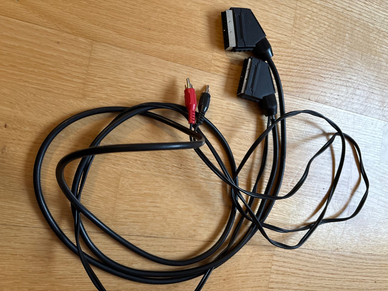 Scart-johto, jossa RCA-liittimet