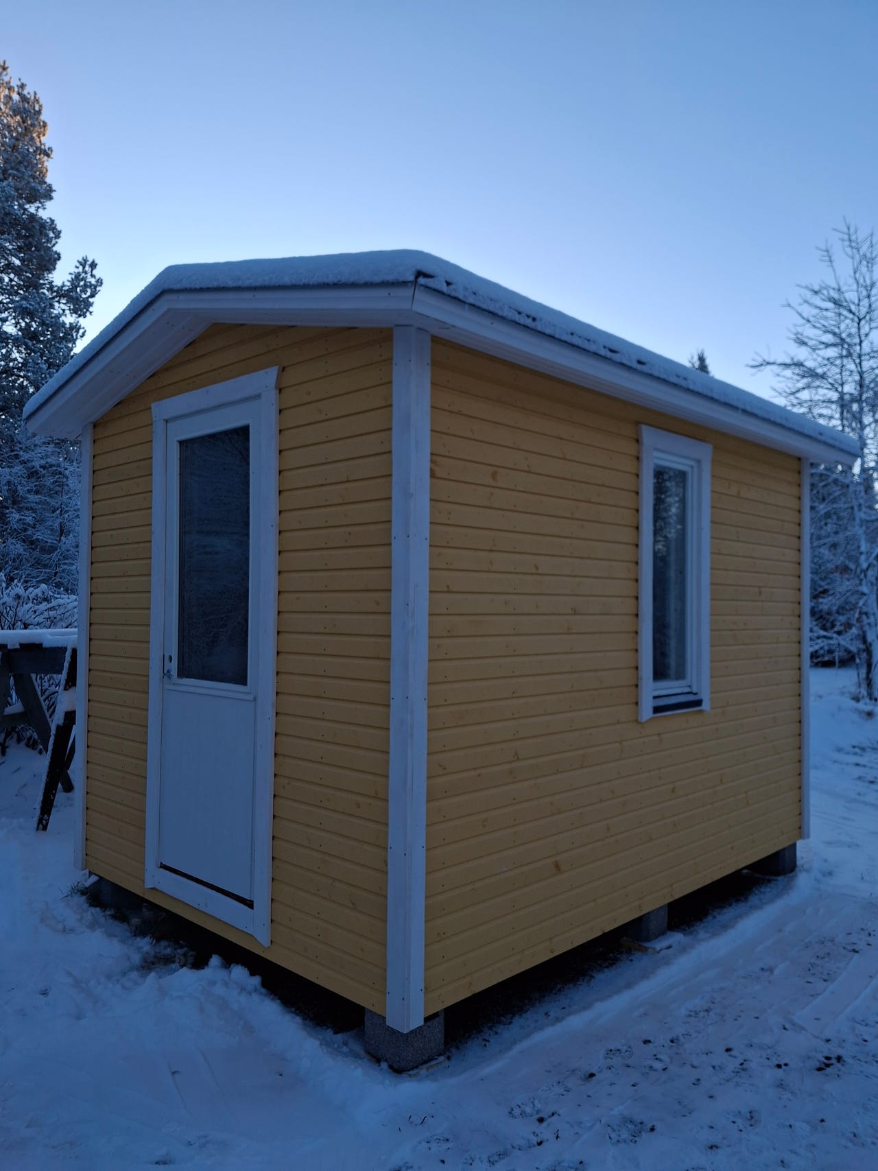 Vierasmaja, jalasmökki, työhuone, pihamökki